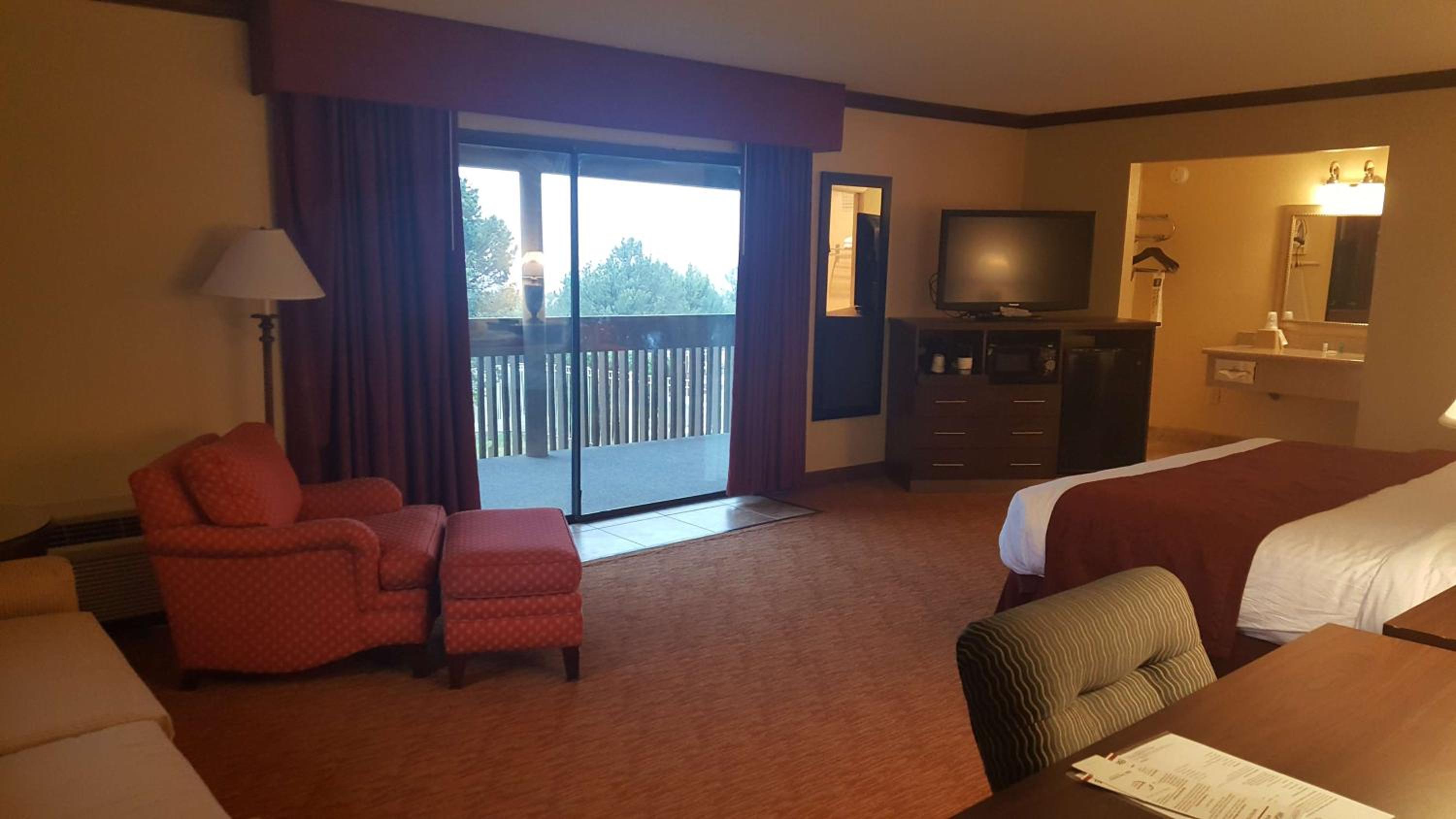 Junior King Suite with Pool View - Smoking