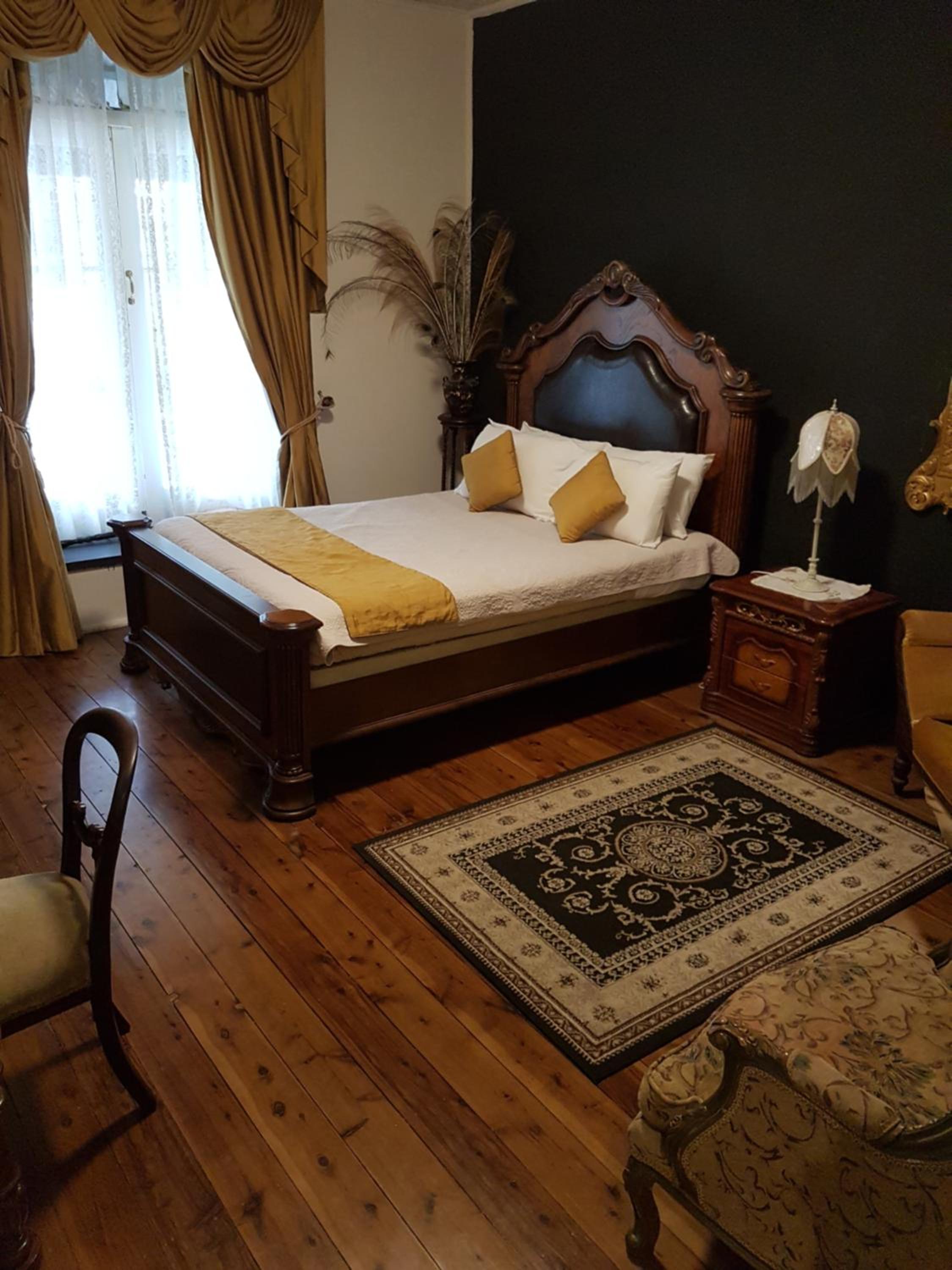 Standard Queen Room with Shared Bathroom photo 1