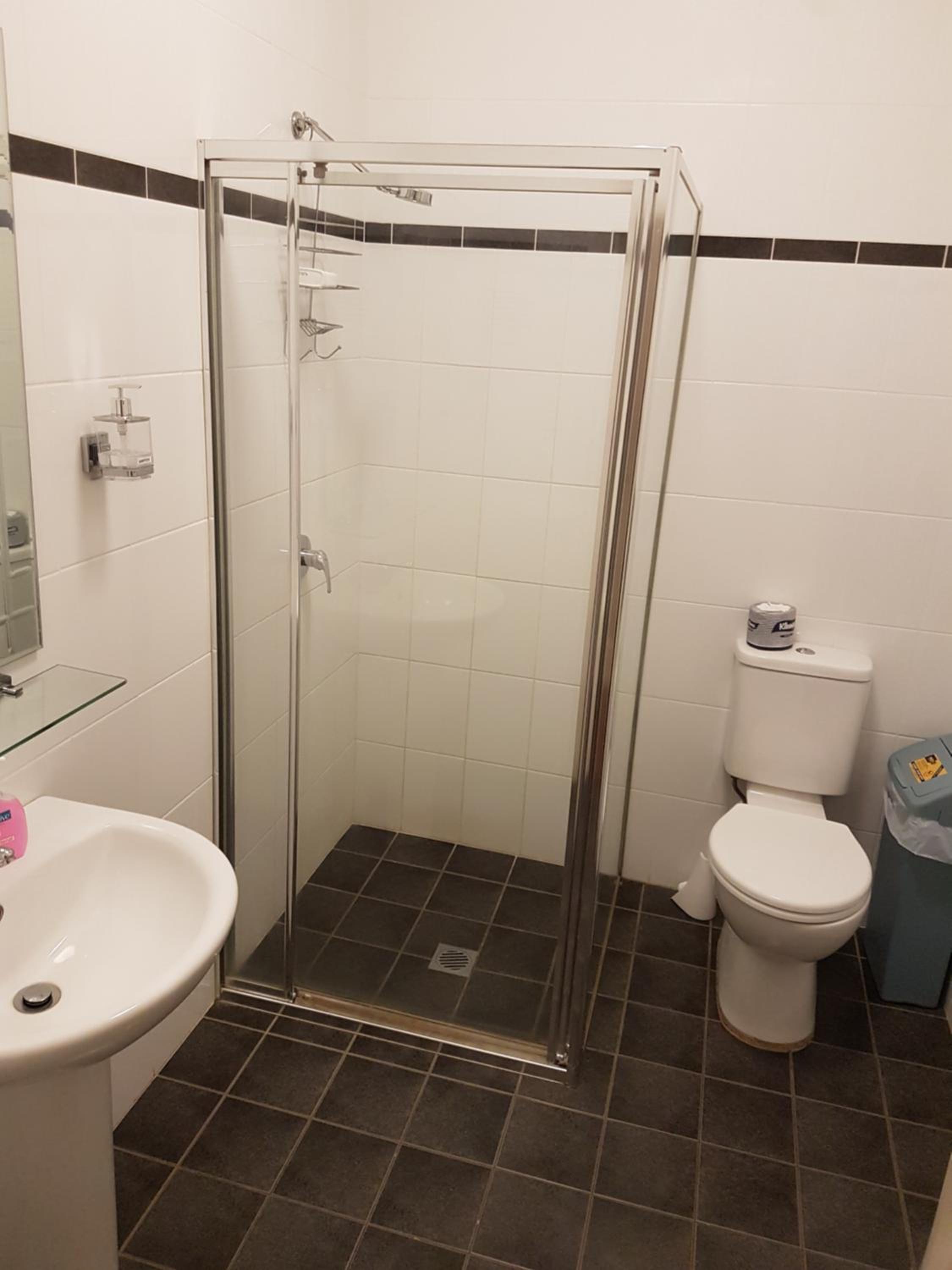 Queen Room with Shared Bathroom photo 3