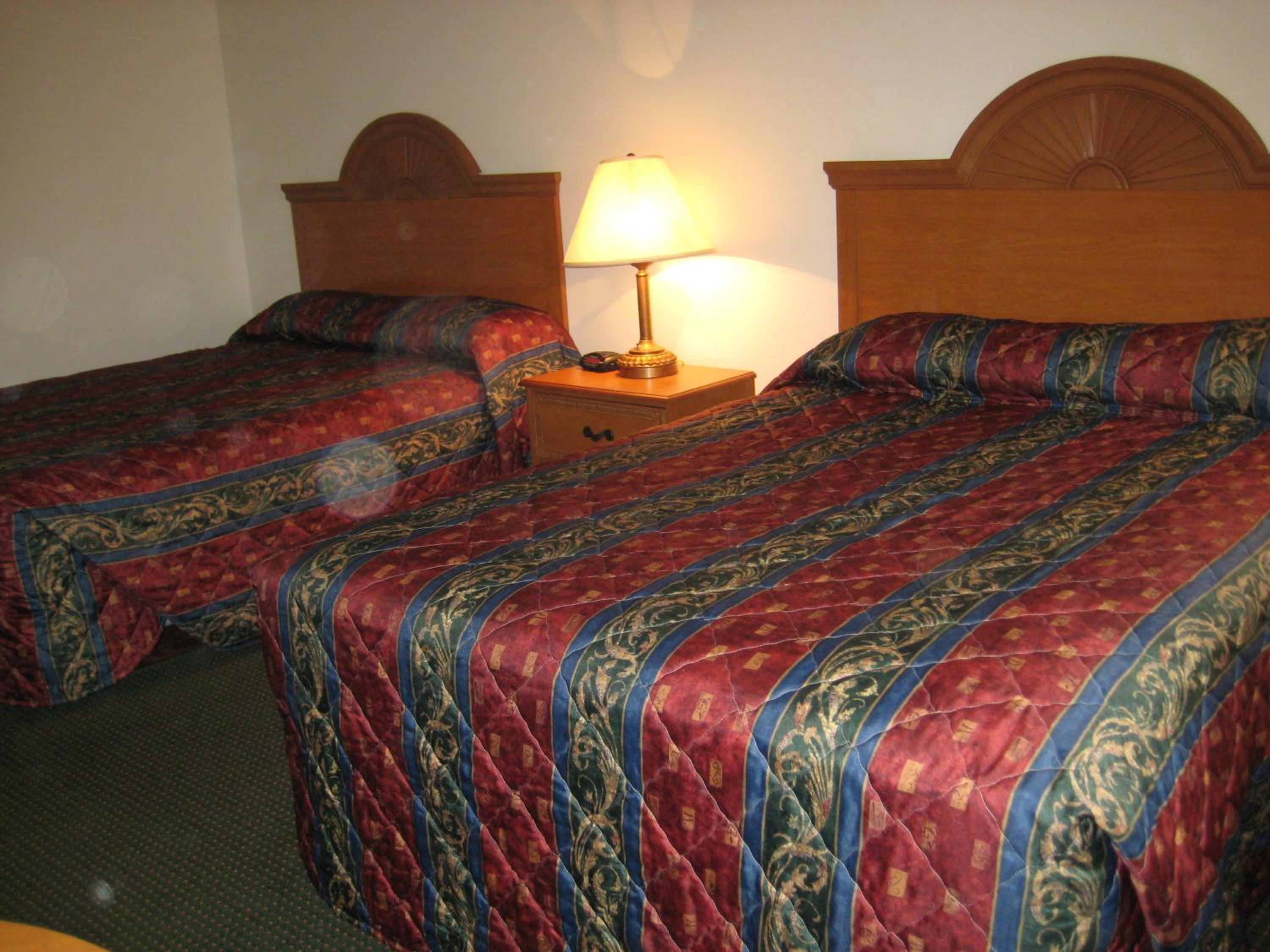 Queen Room with Two Queen Beds - Photo 3