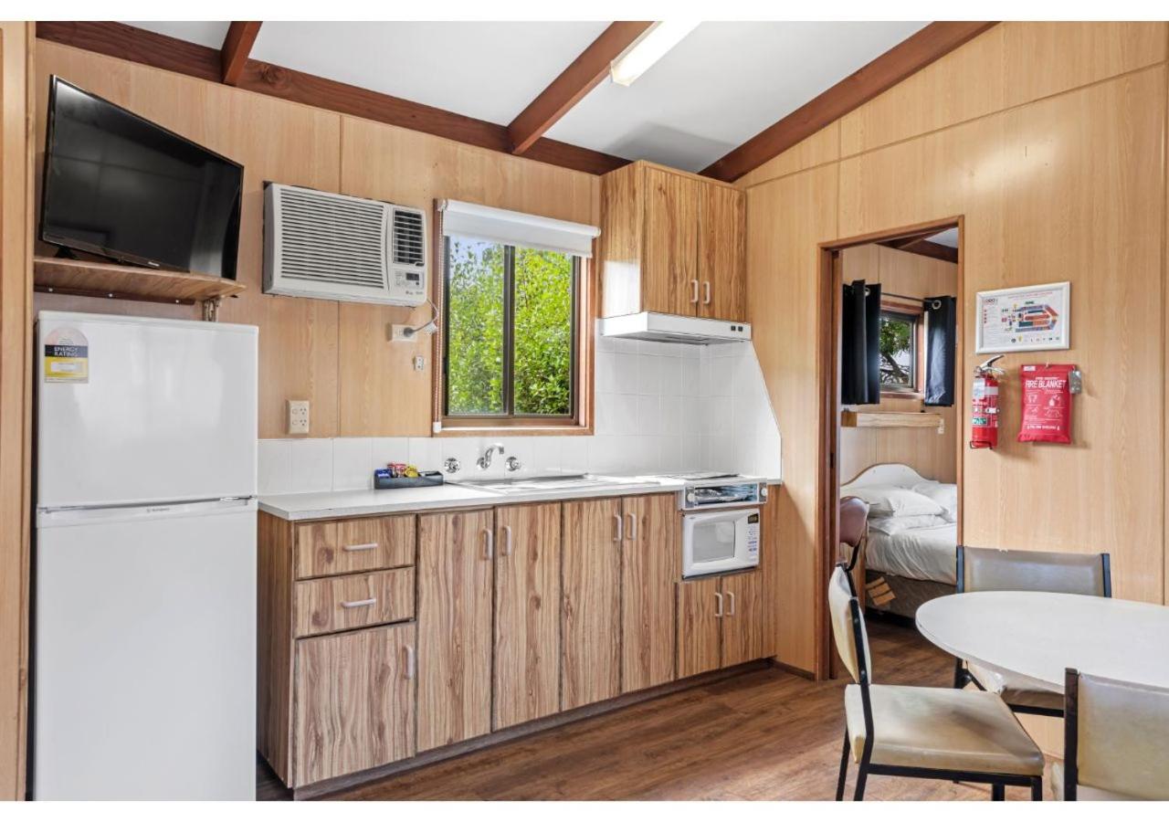 Budget 2 Bedroom Cabin - Sleeps 6 photo 3