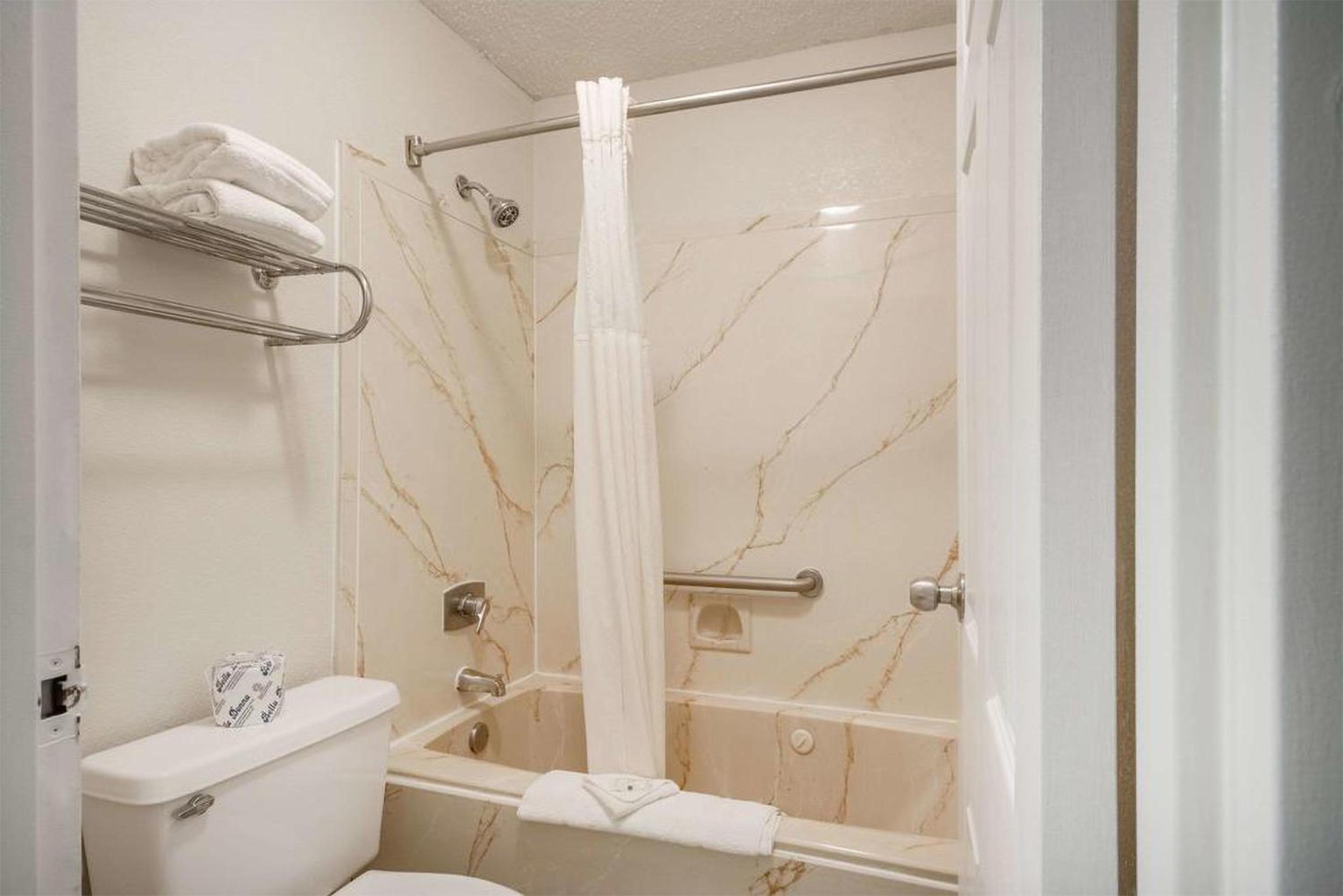 King Suite - Disability Access/Non-Smoking - Photo 4
