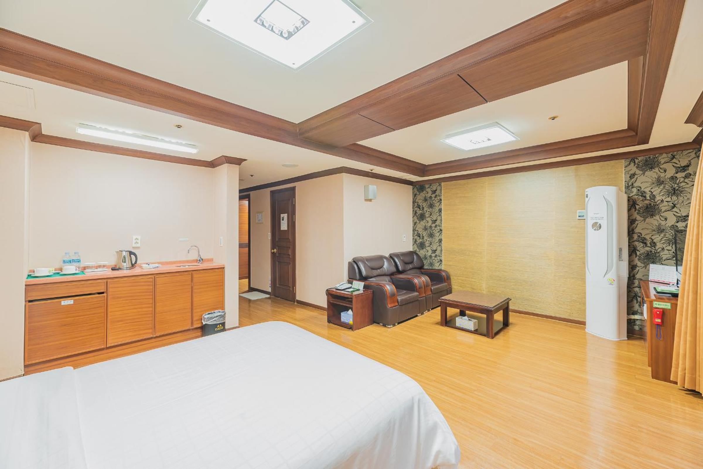 Hotel Deluxe 25PY - Free Access to Sauna & Jjimjil for 3 Once During Stay  photo 1