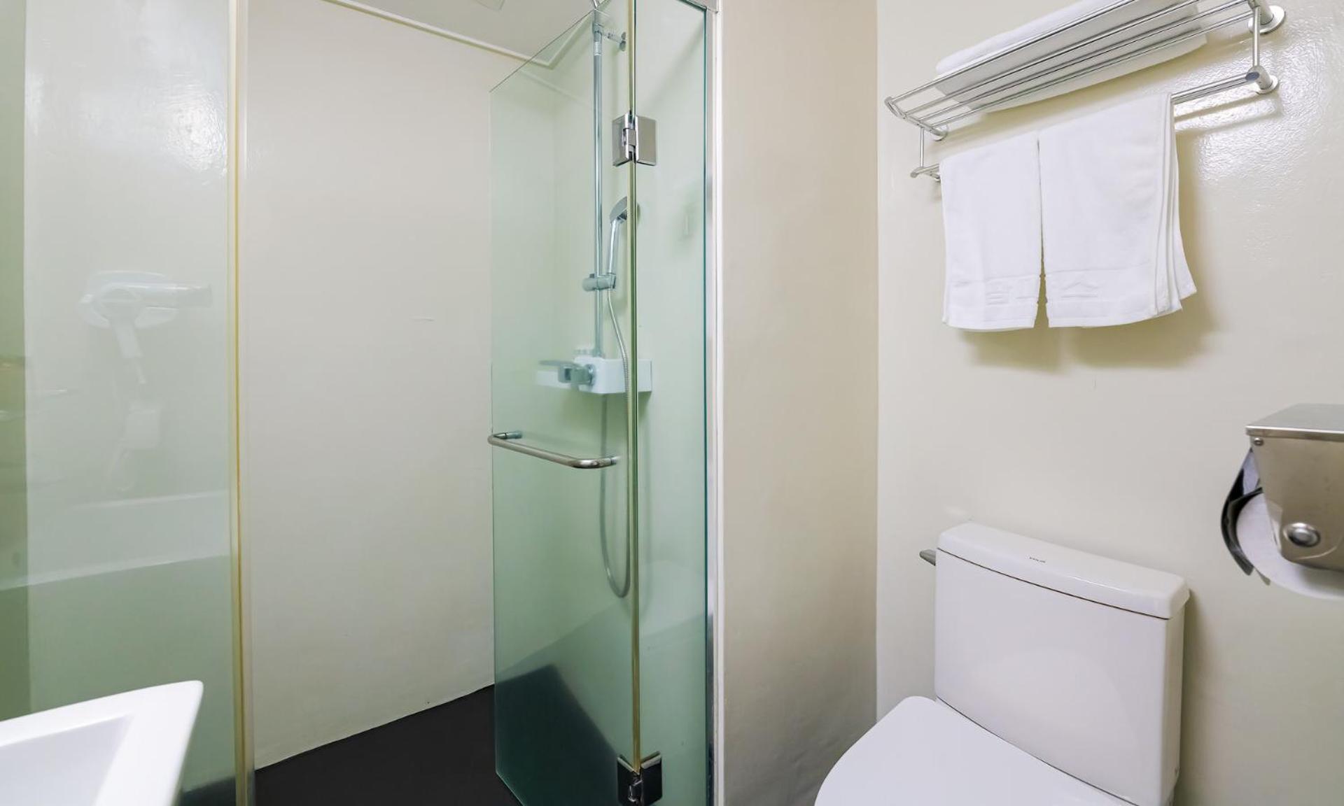 Standard Twin Room - Photo 6