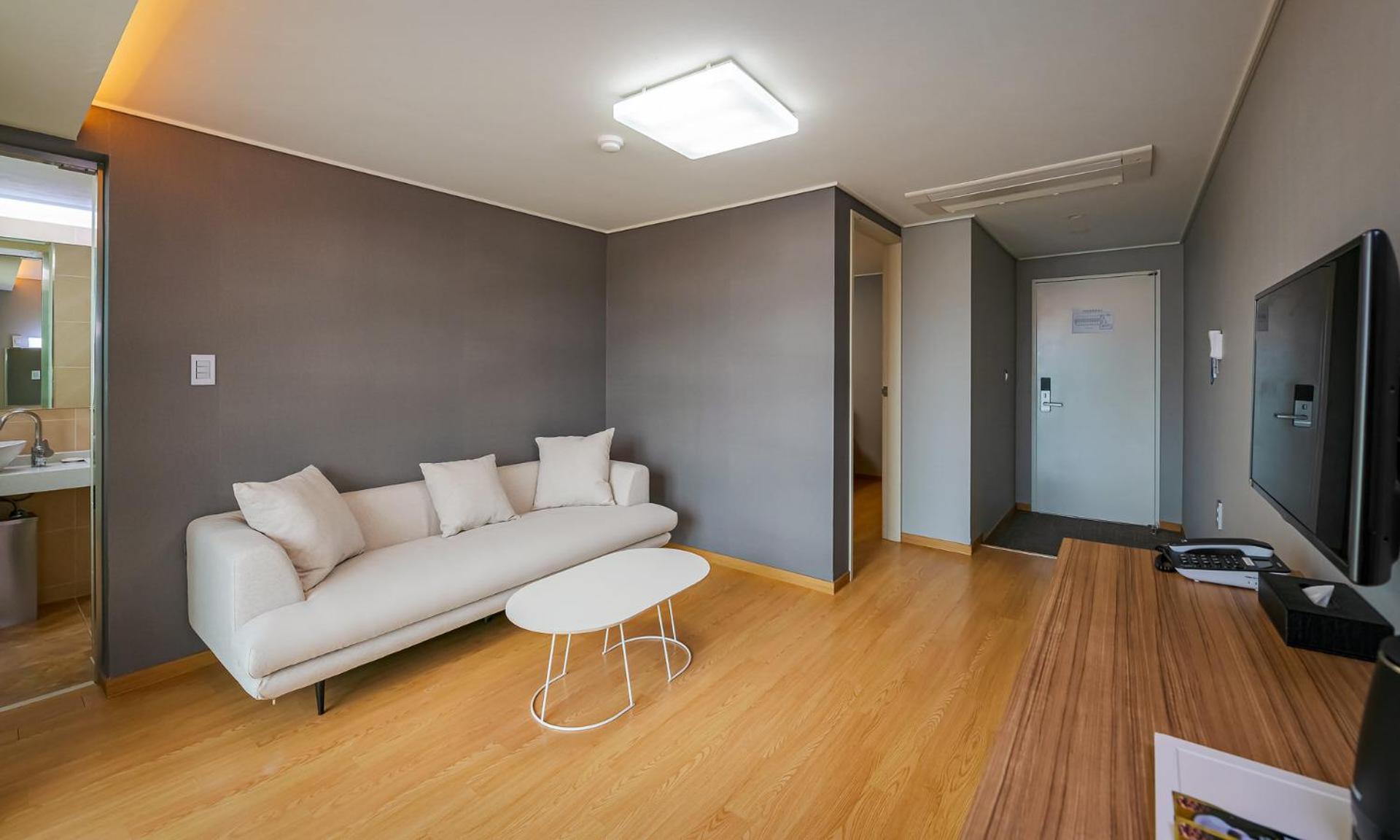 Deluxe Suite - Photo 6