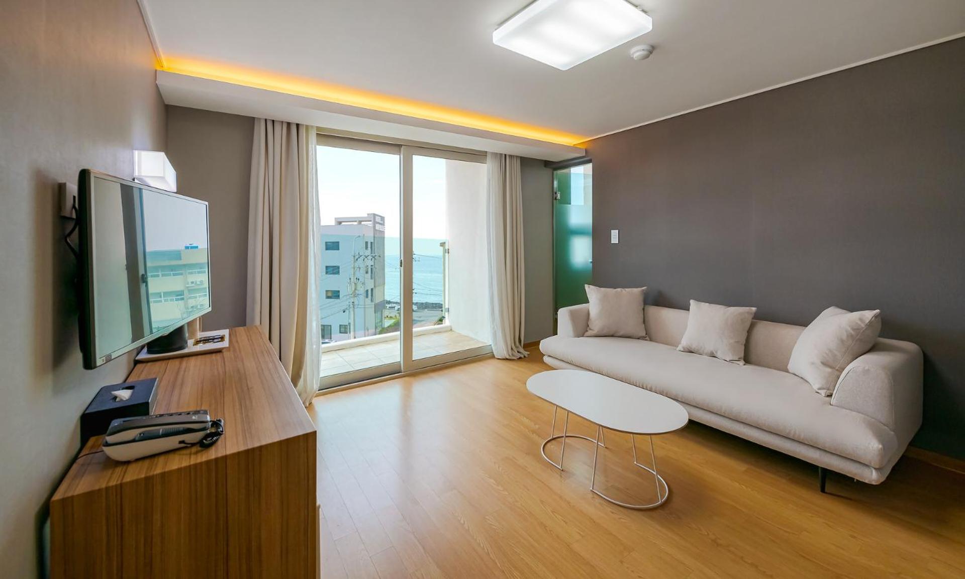 Deluxe Suite - Photo 1