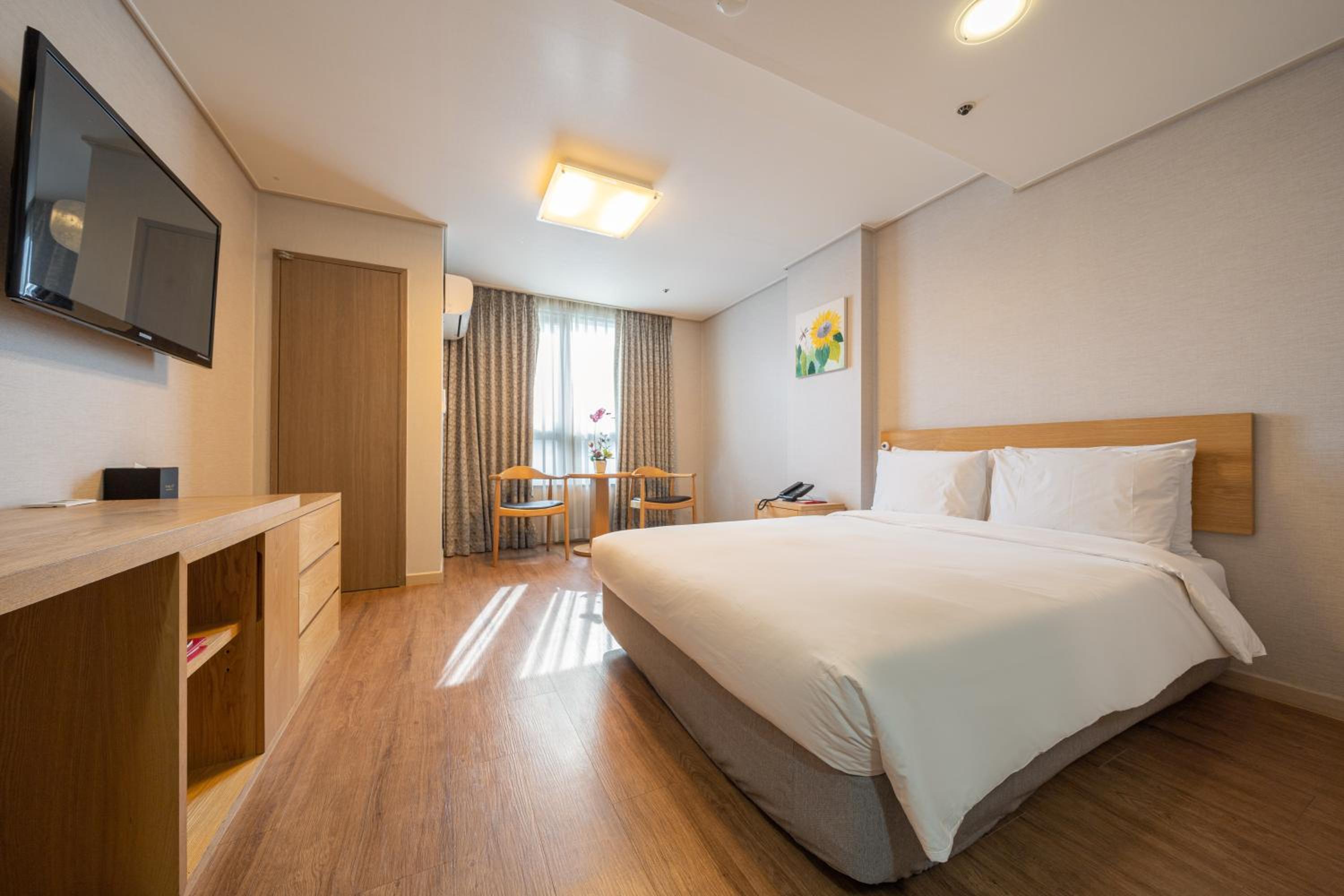 [Just Stay Pkg] Run Of House (Bed Type Is Randomly Assigned Upon Check-In And No Parking) - Photo 1