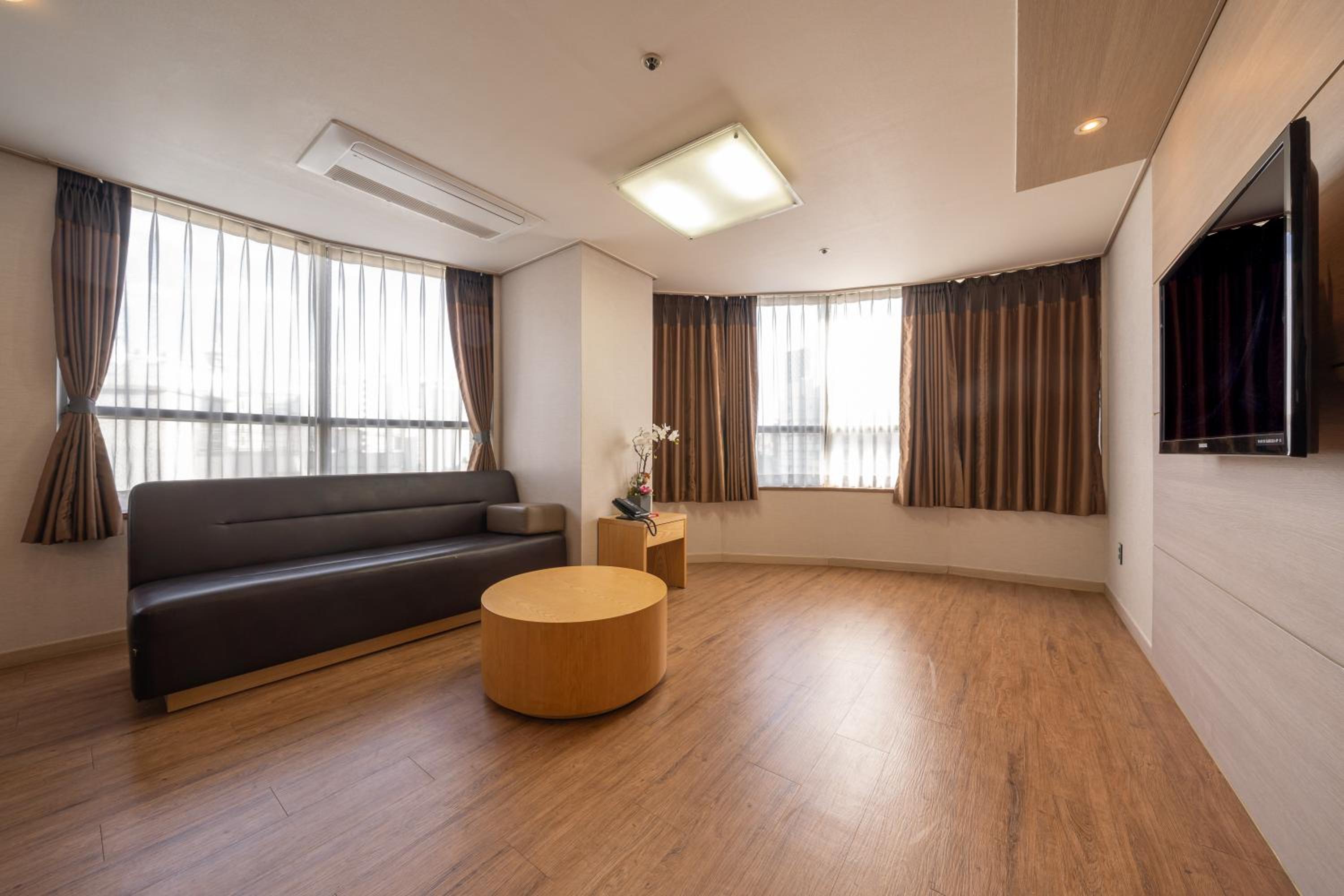 Suite - Photo 3