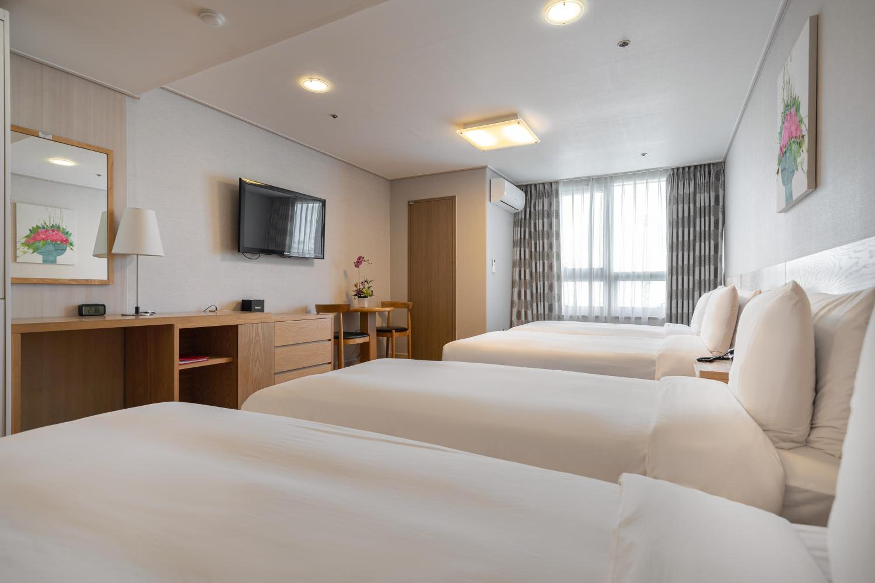 Deluxe Quadruple Room - Photo 2