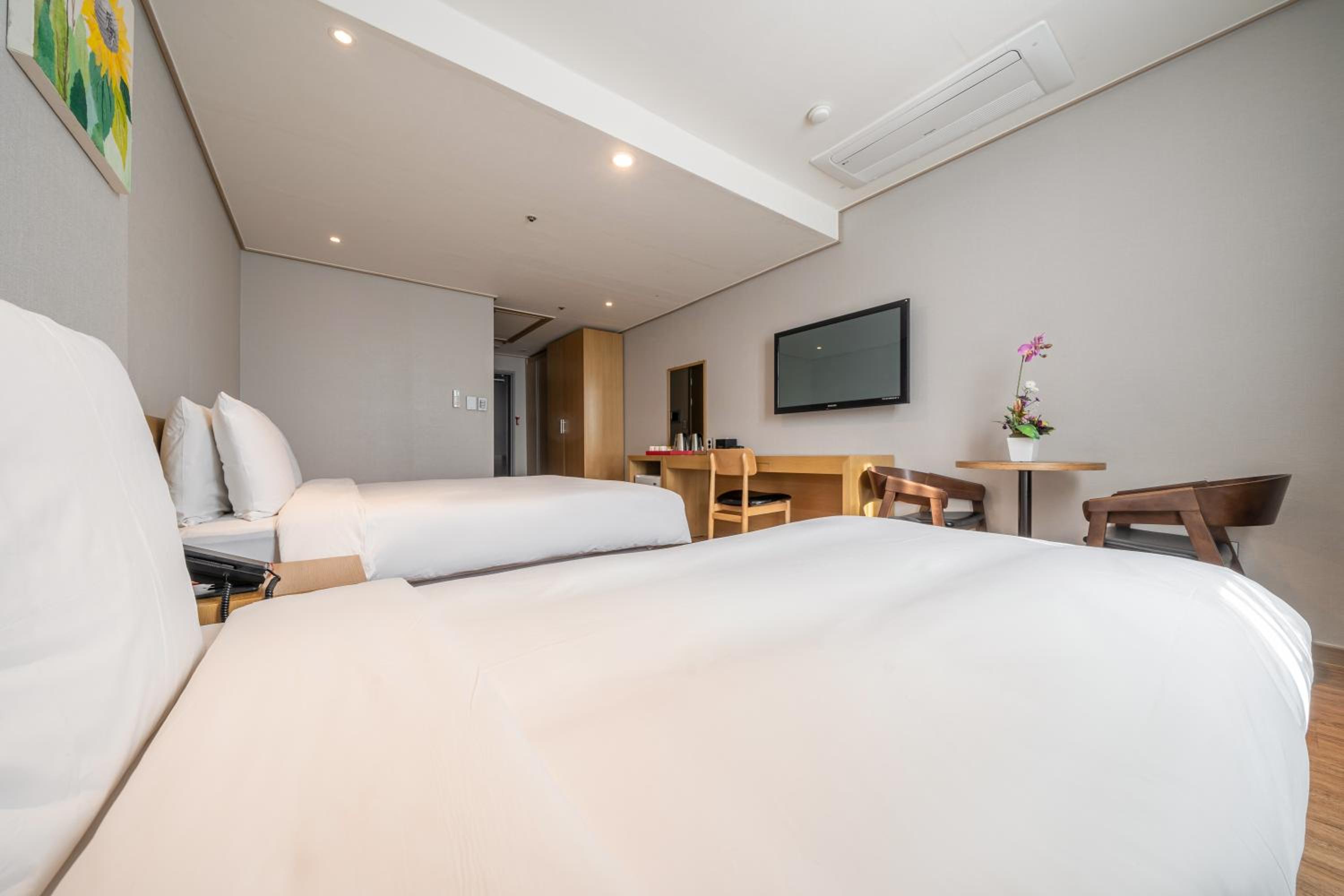 Deluxe Family Room - Photo 3