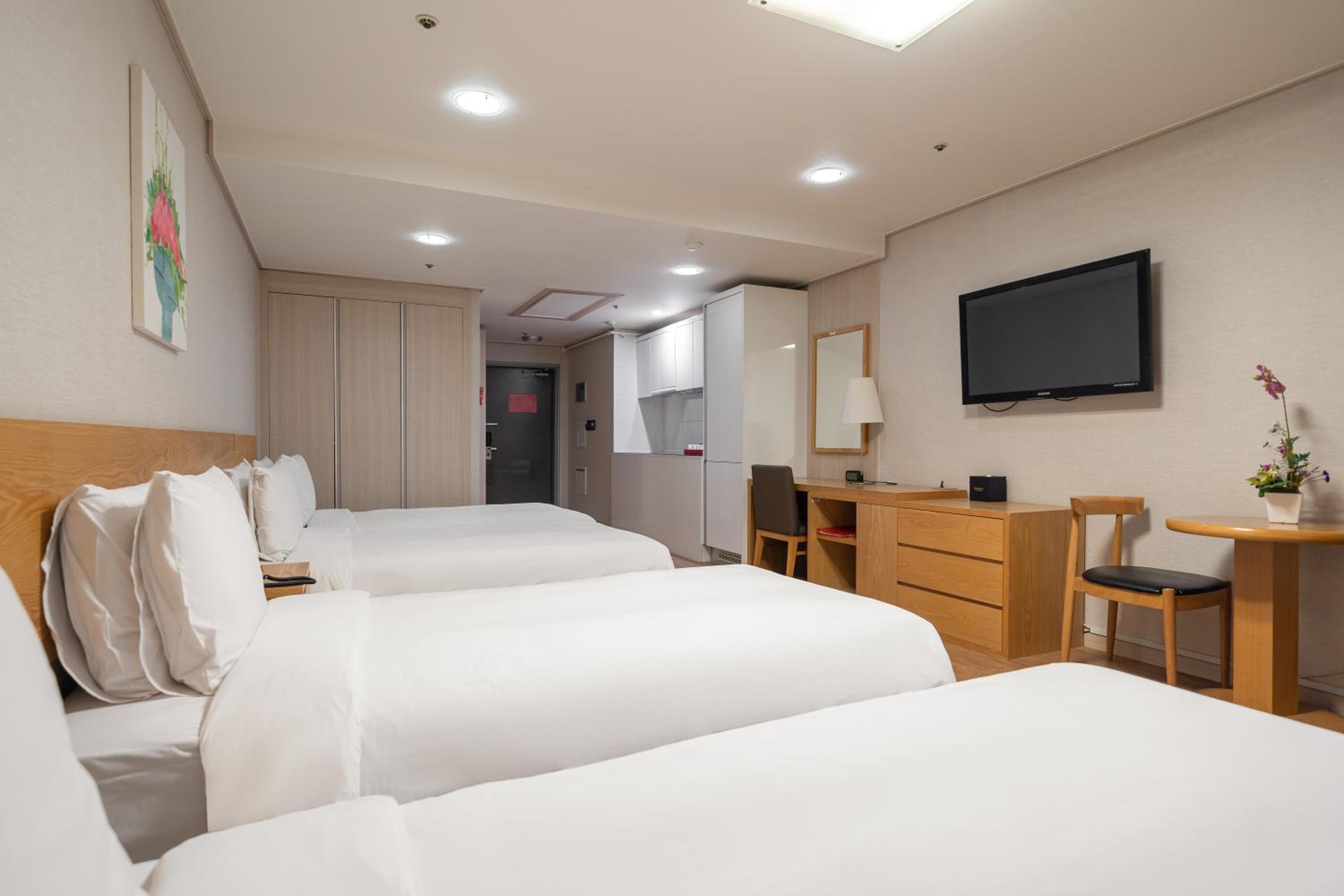 Deluxe Quadruple Room - Photo 3