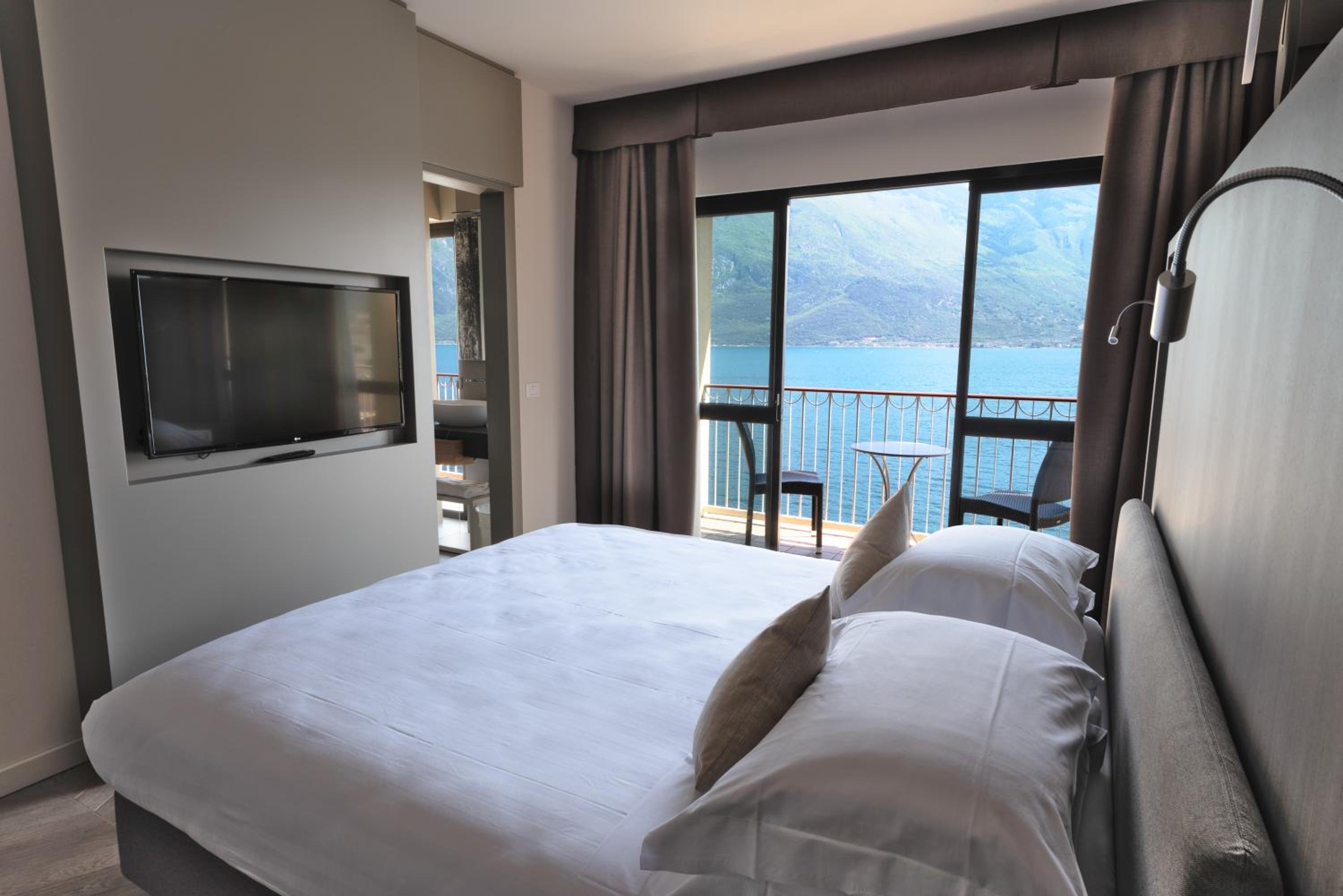Suite with Lake View photo 1