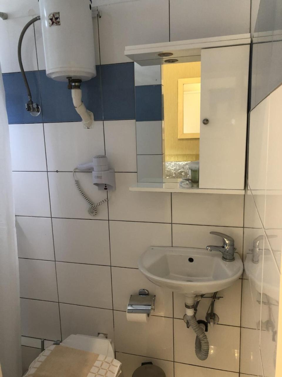 Budget Single Room - Basement - No Window photo 3