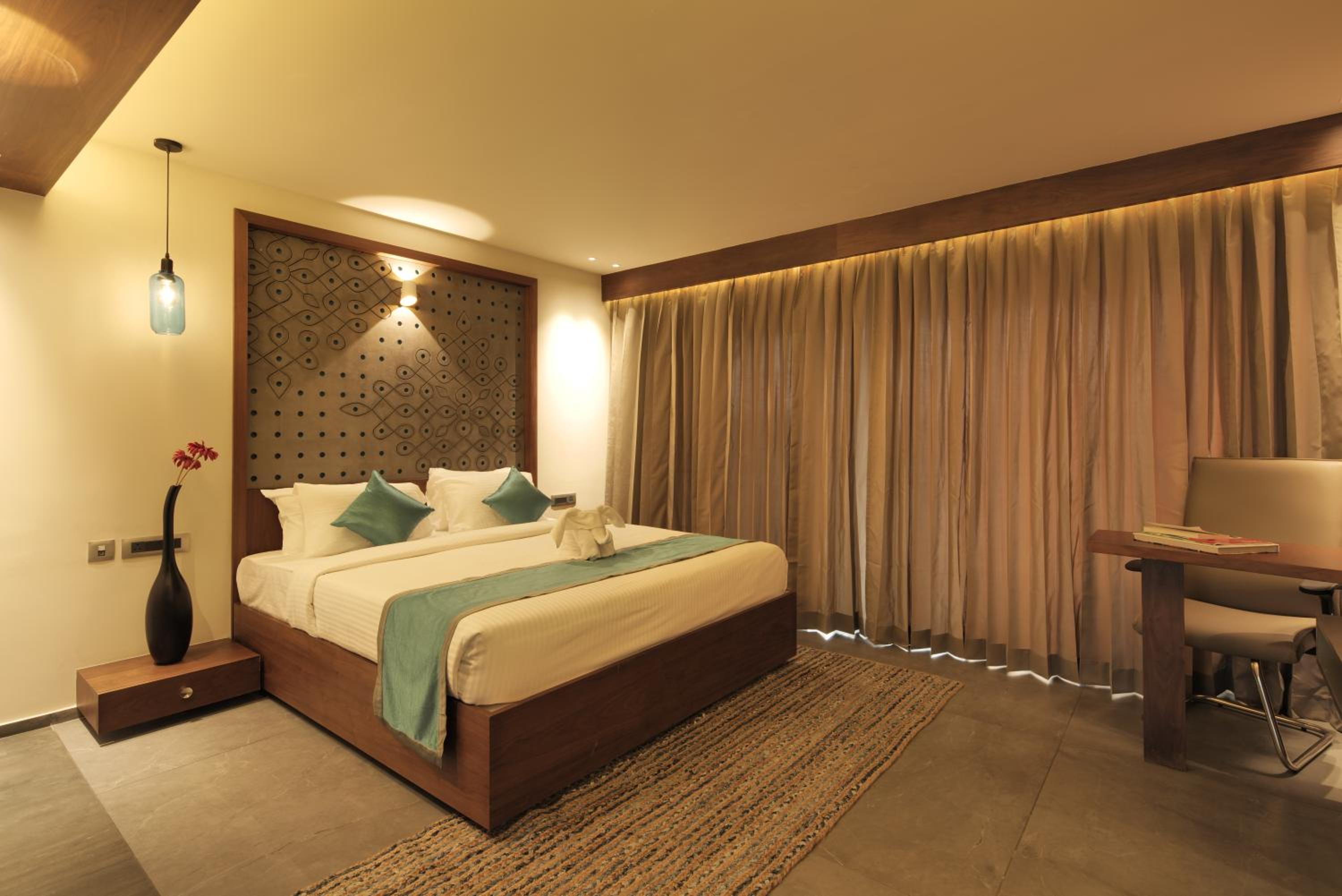 Deluxe King Room - Photo 8