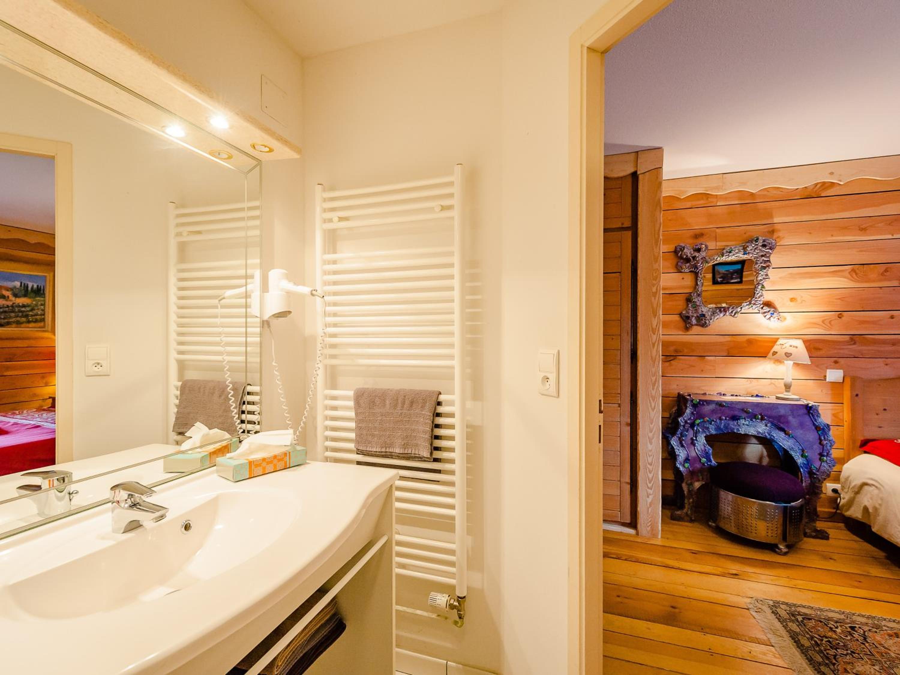 Quadruple Room with Private Bathroom photo 3