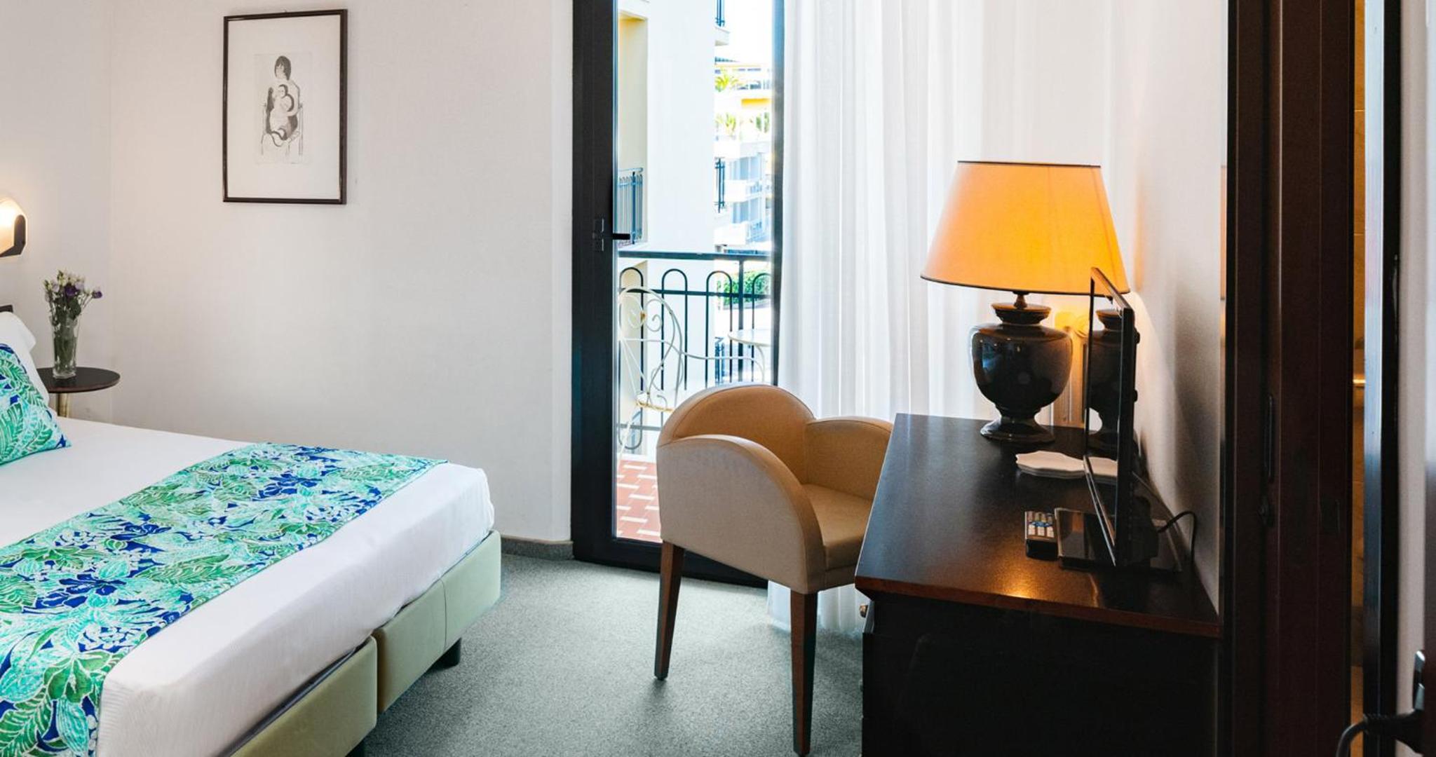 Deluxe Double Room with Balcony and Sea View photo 2