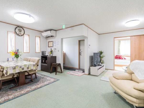 Economy Twin Room - Photo 18