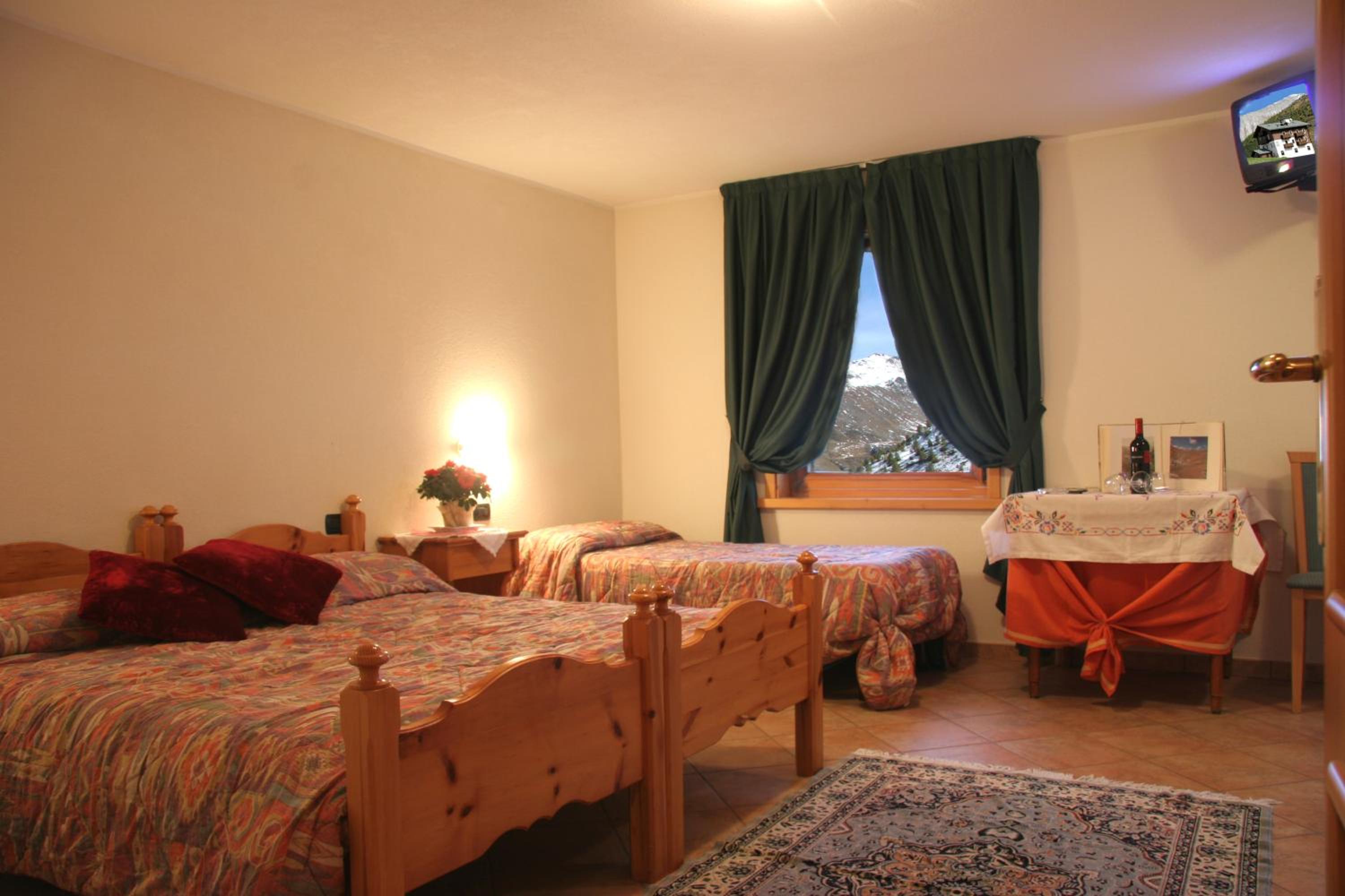 Family Room With Mountain View (2 Adults + 2 Children)