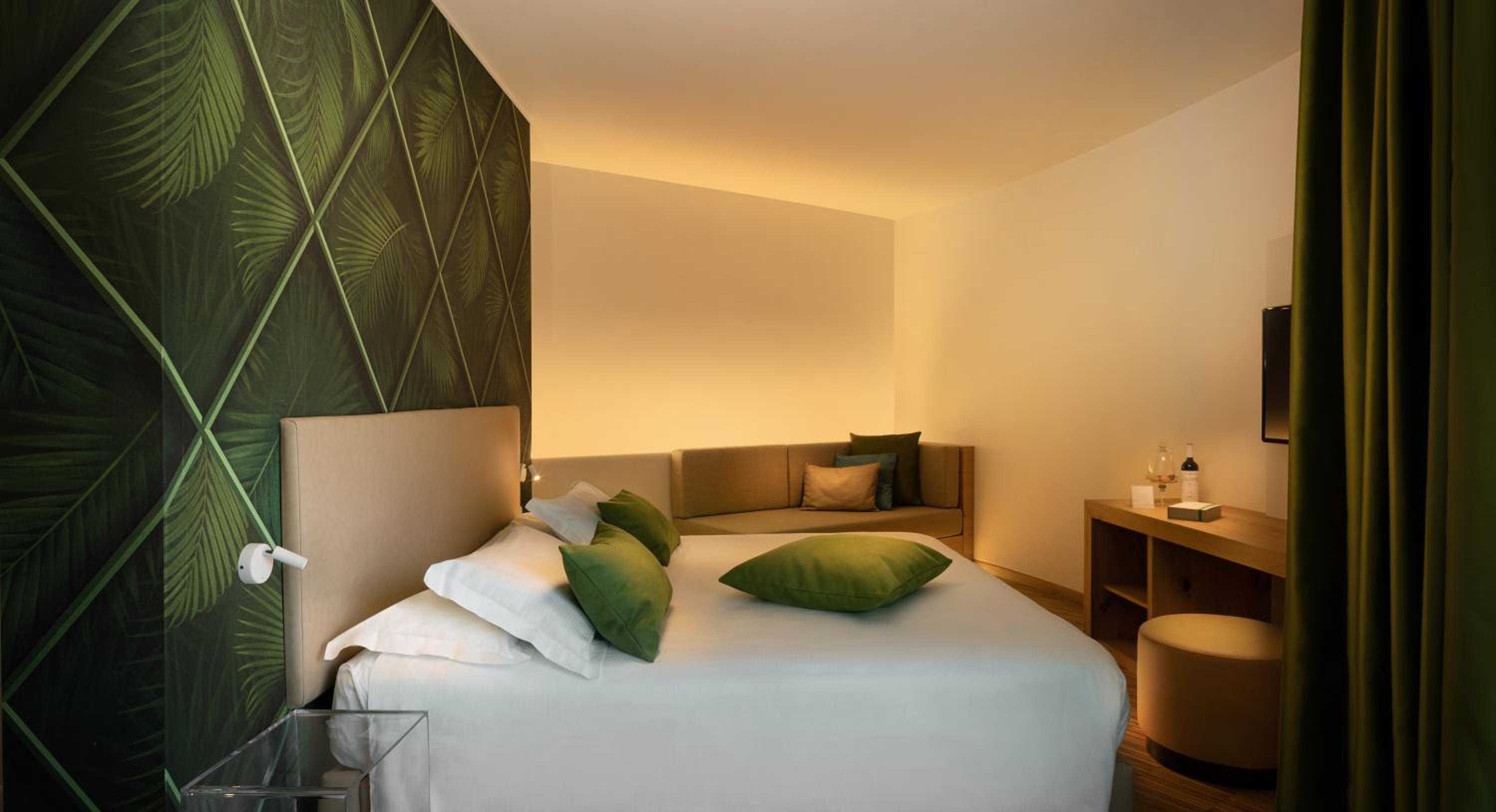 Junior Suite with Park View - Photo 1