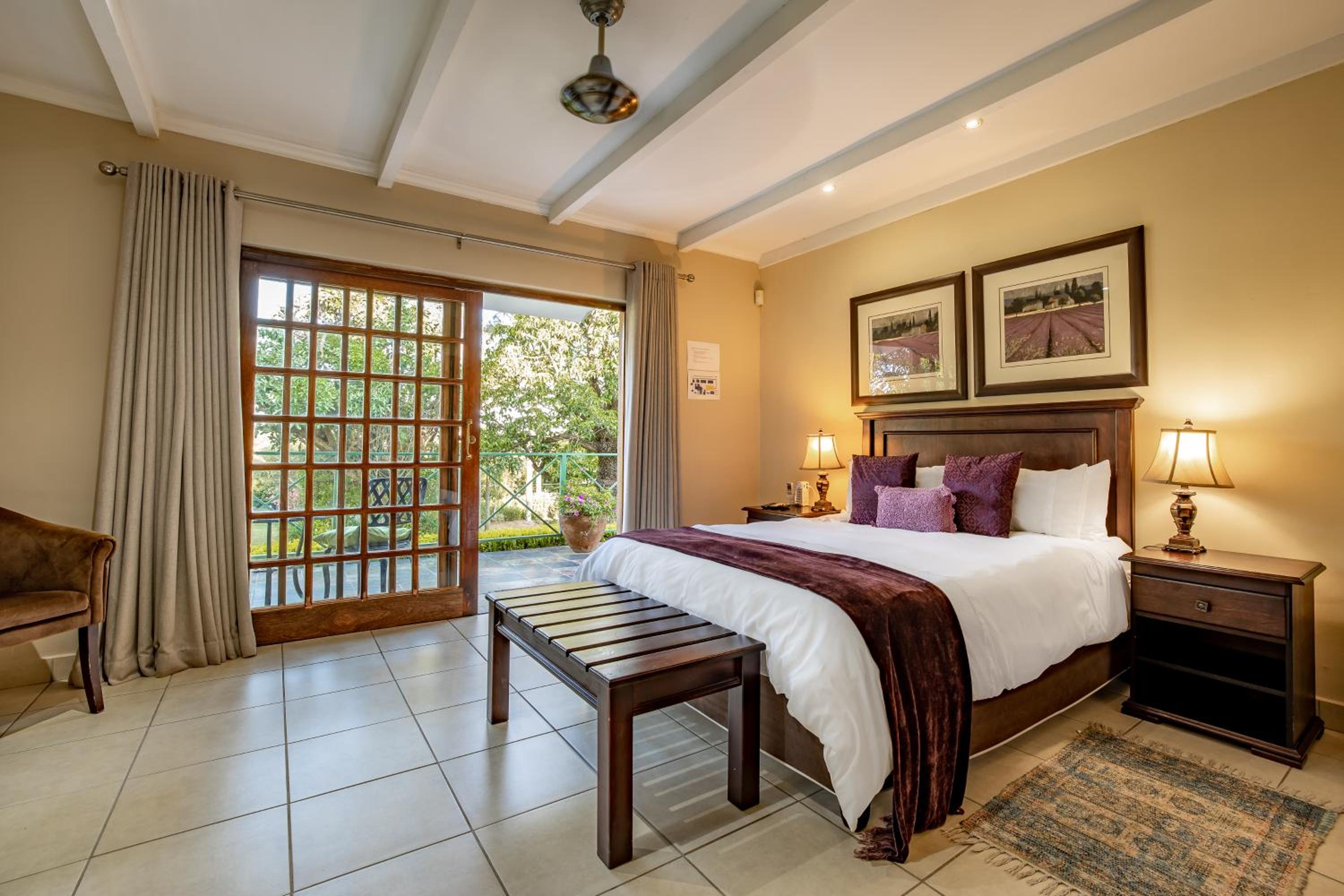 Queen Room photo 2