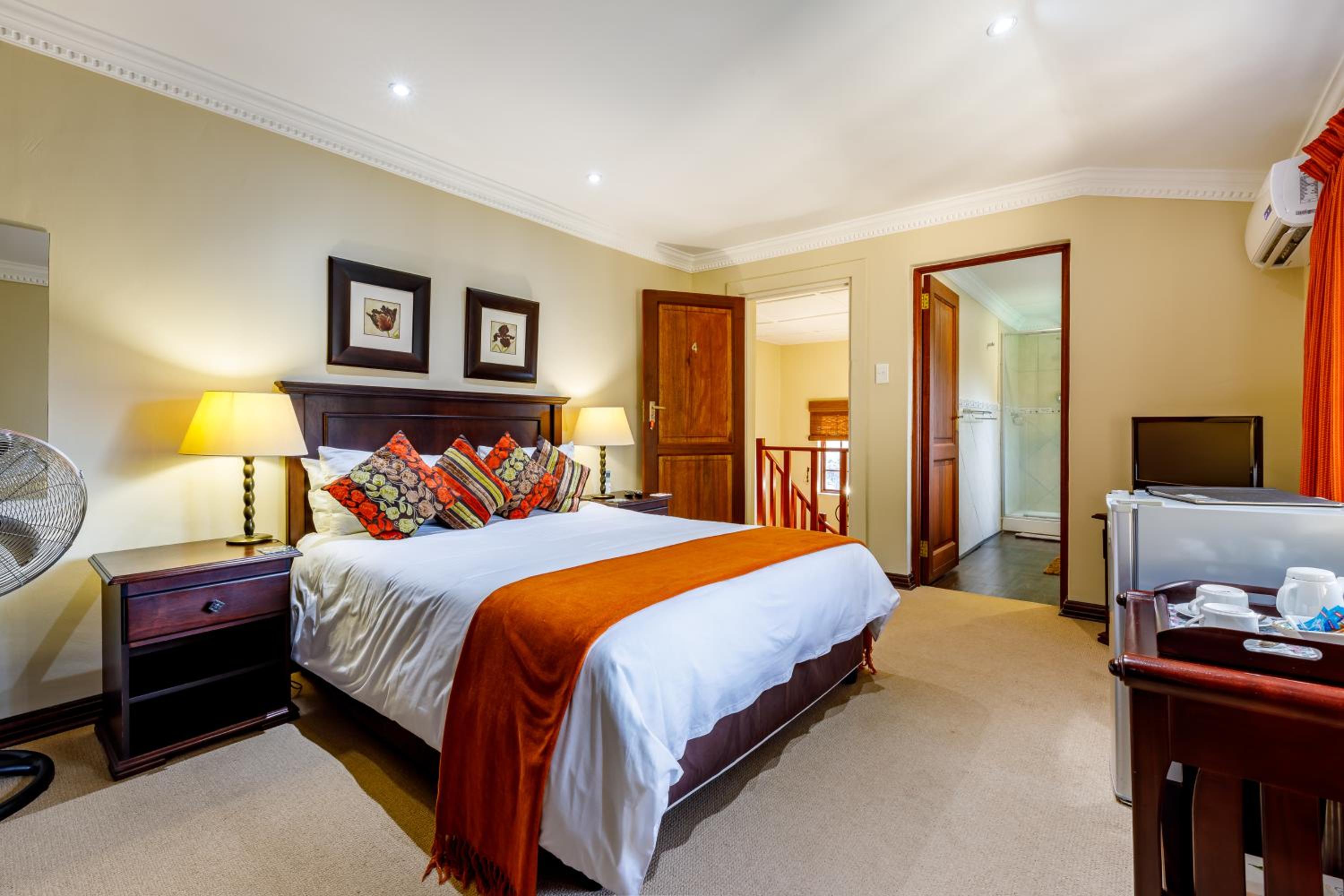 Queen Room photo 1