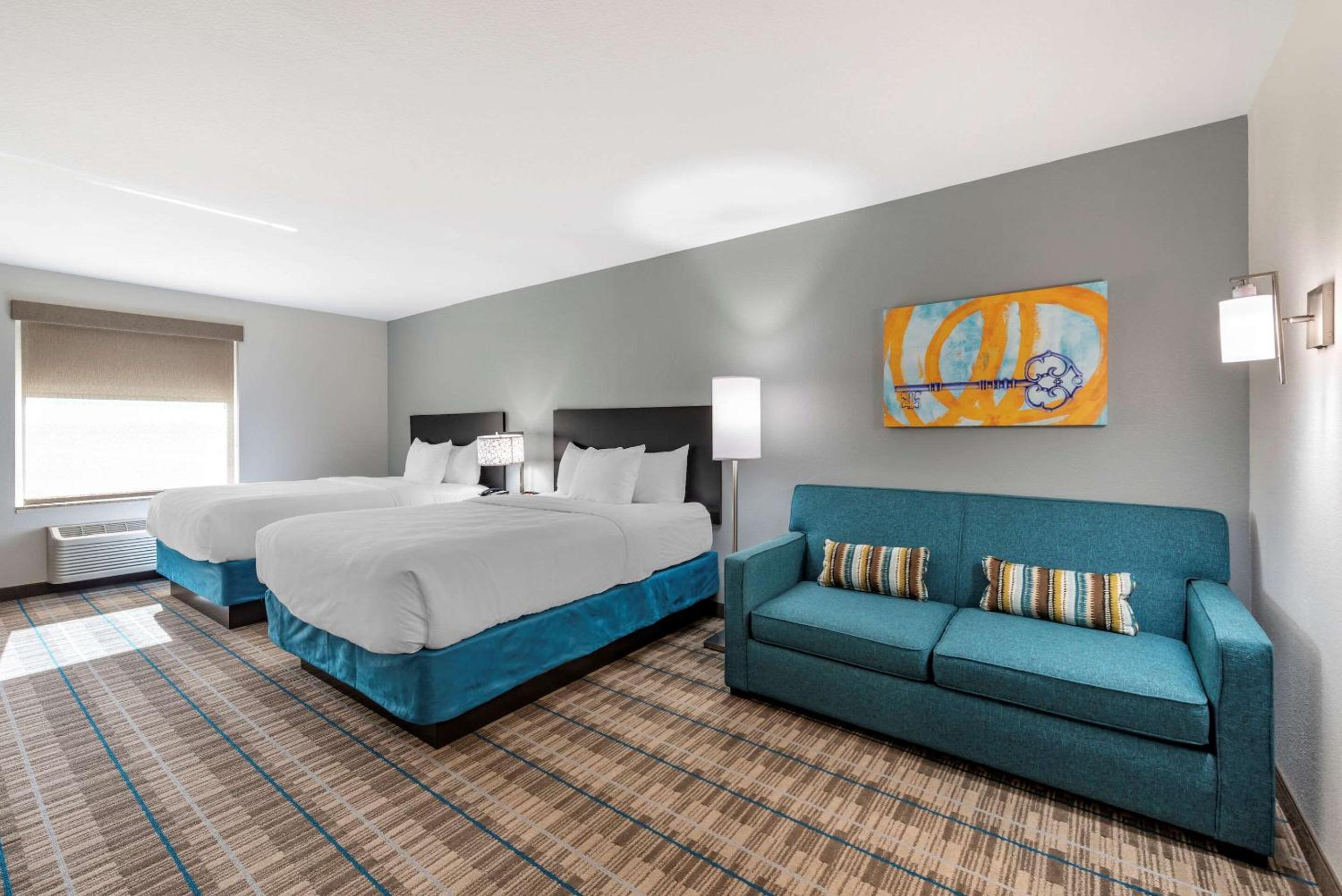 Queen Suite with Two Queen Beds - Non-Smoking photo 2