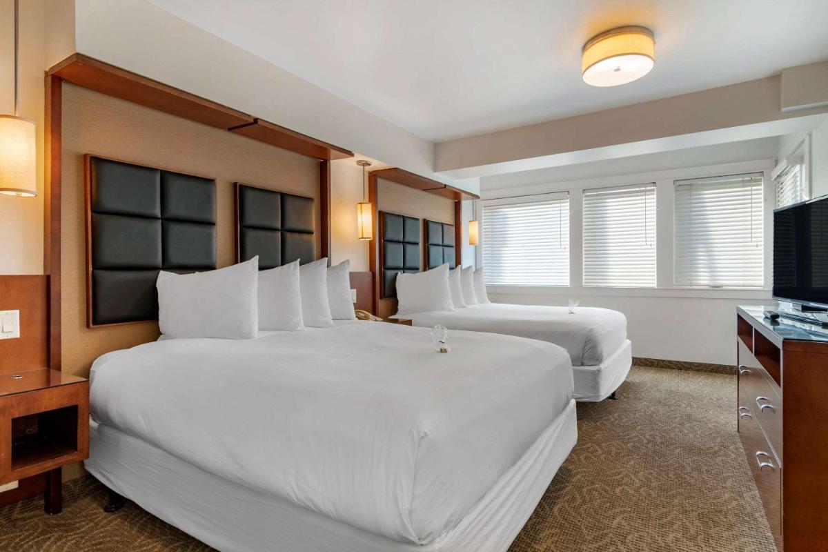 Superior Queen Room with Two Queen Beds and Whirlpool Bath - Non Smoking photo 3
