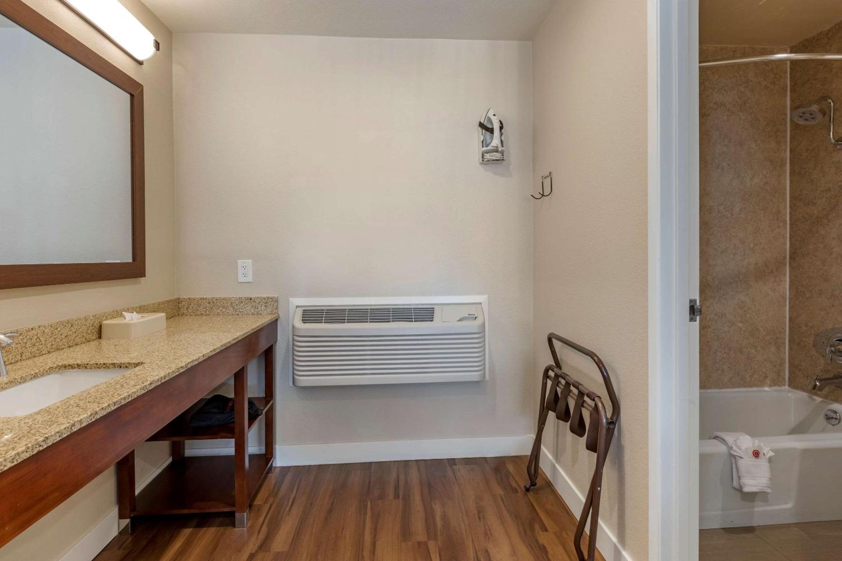 Suite with Three Queen Beds - Accessible/Non-Smoking - Photo 2