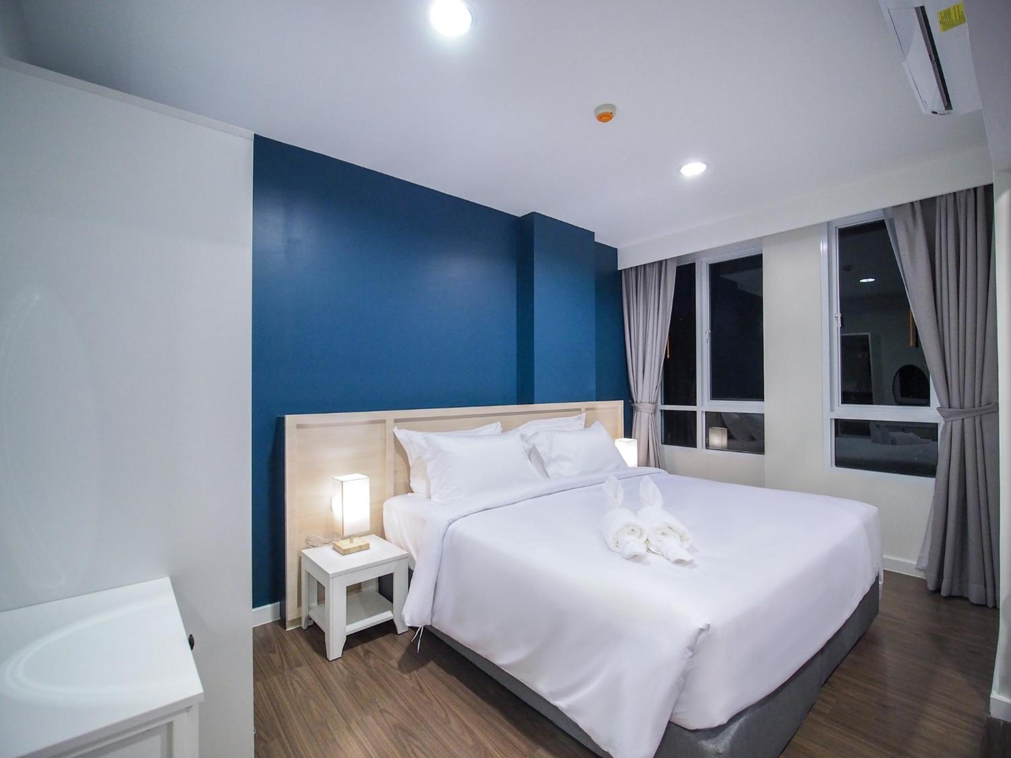 Classic King Bed - Photo 7