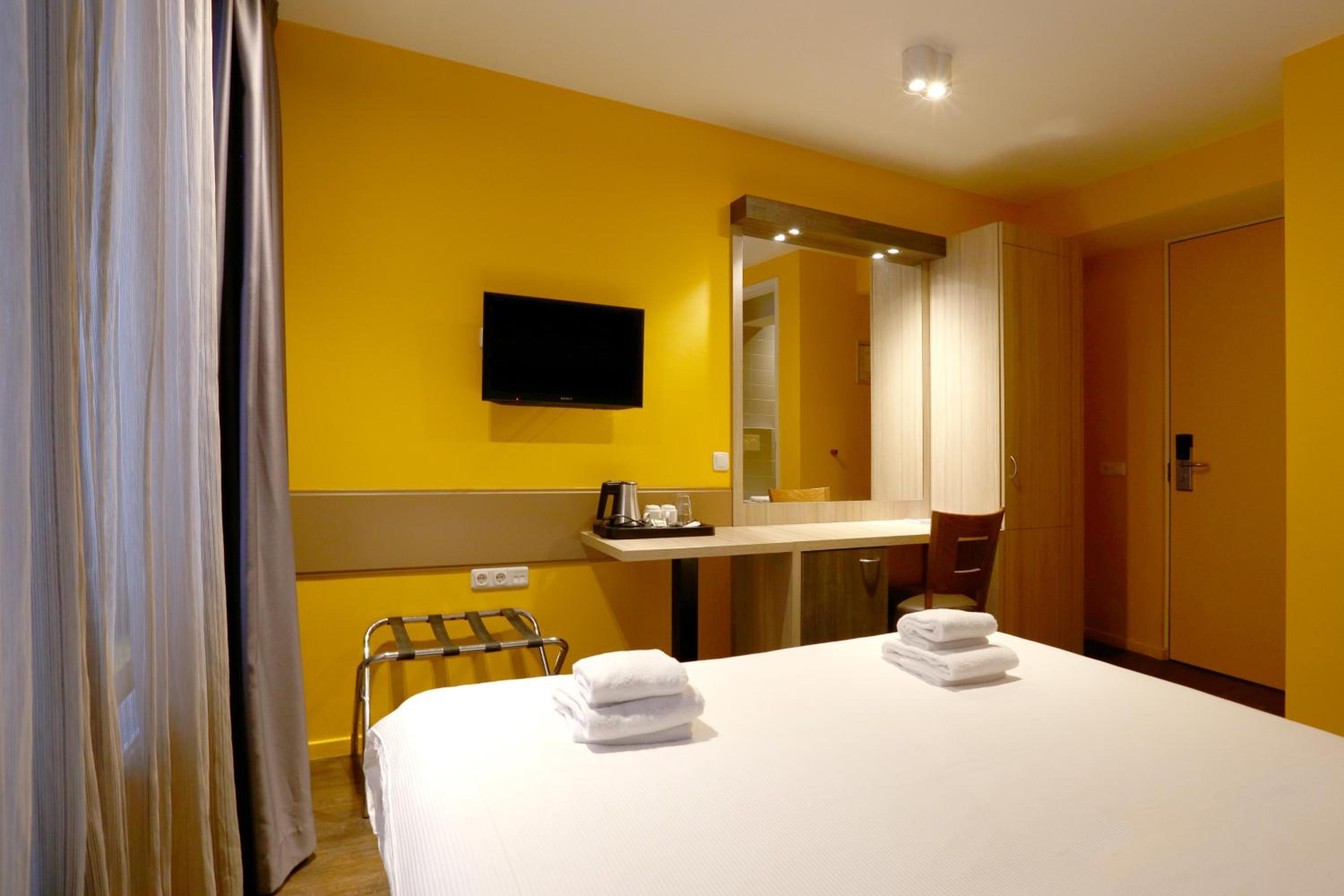 Standard Double Room thumbnail 6