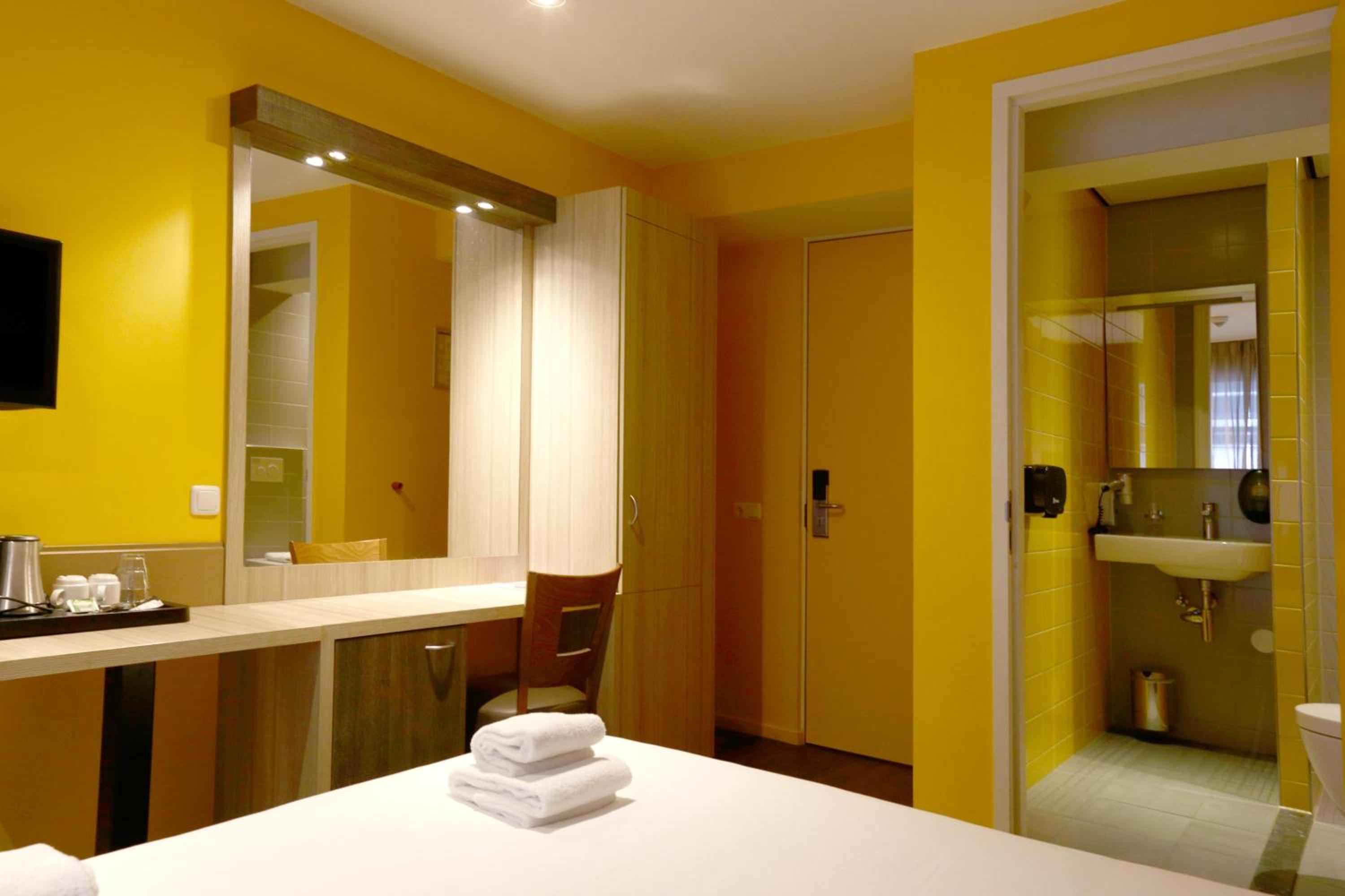 Standard Double Room thumbnail 6