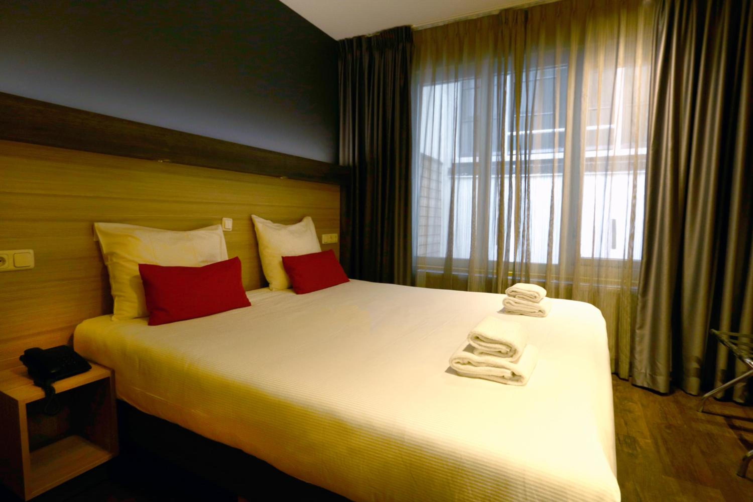 Standard Double Room thumbnail 6
