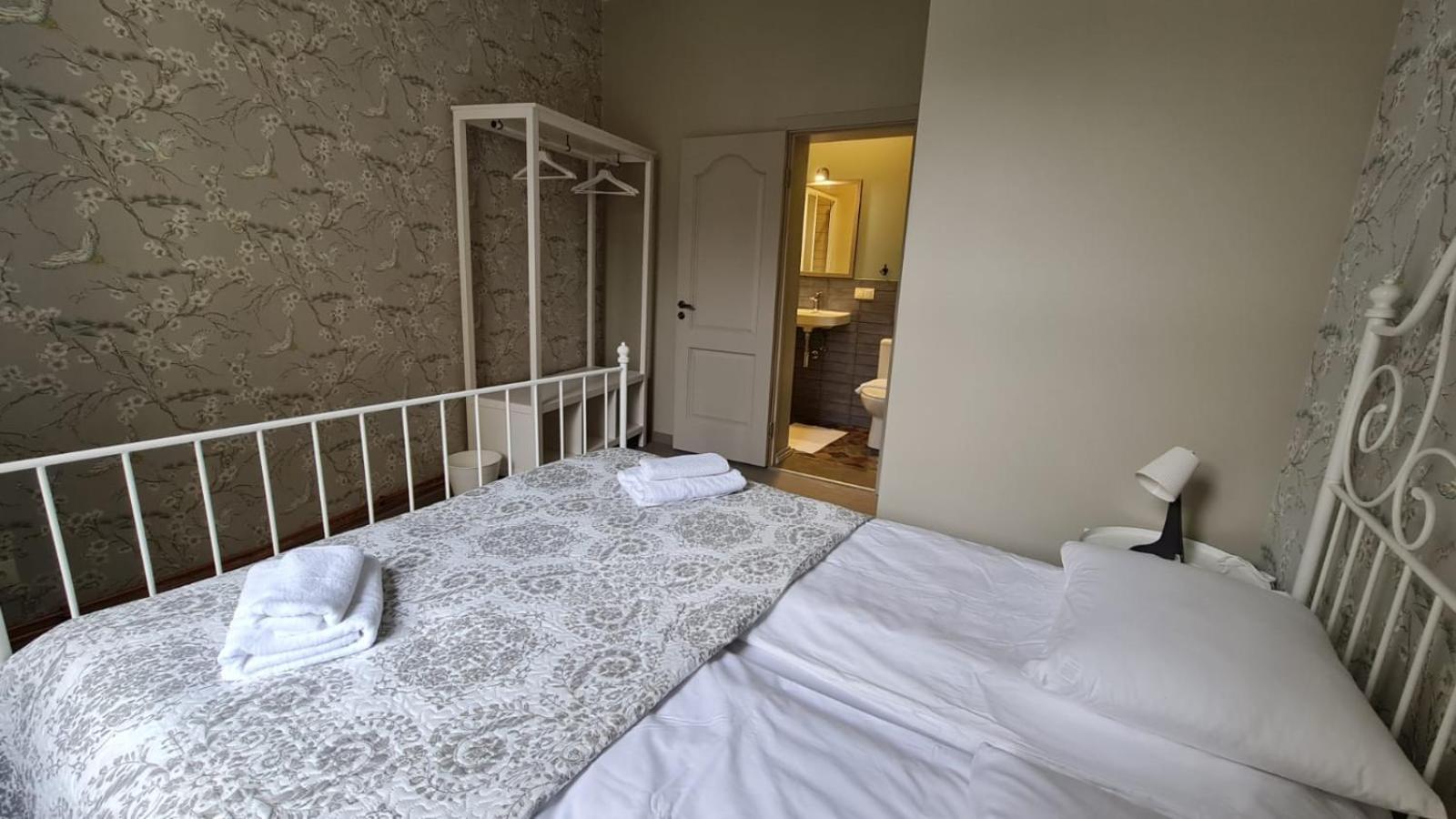 Double Room with Private Bathroom - Photo 3