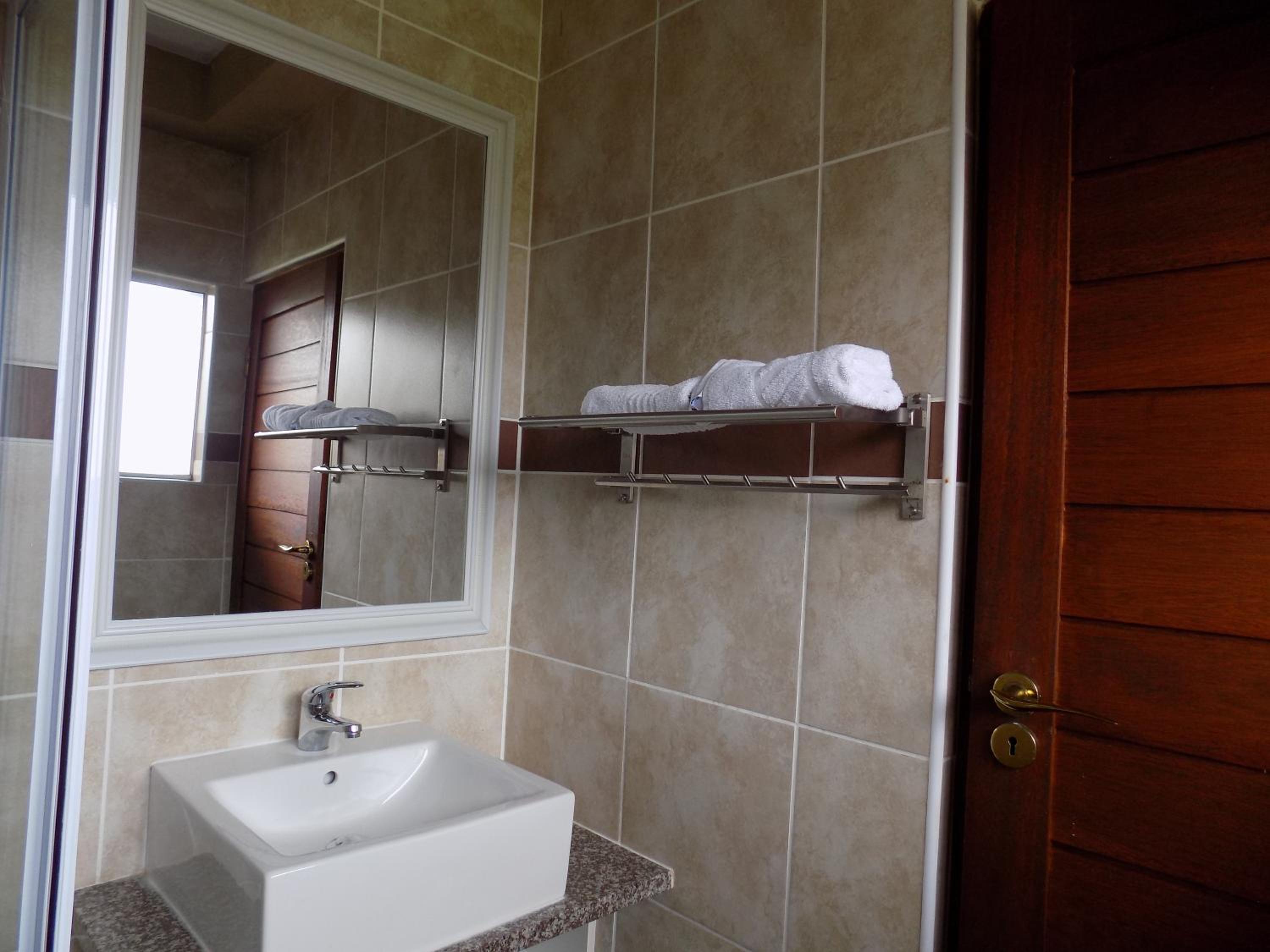 Suite - Photo 10
