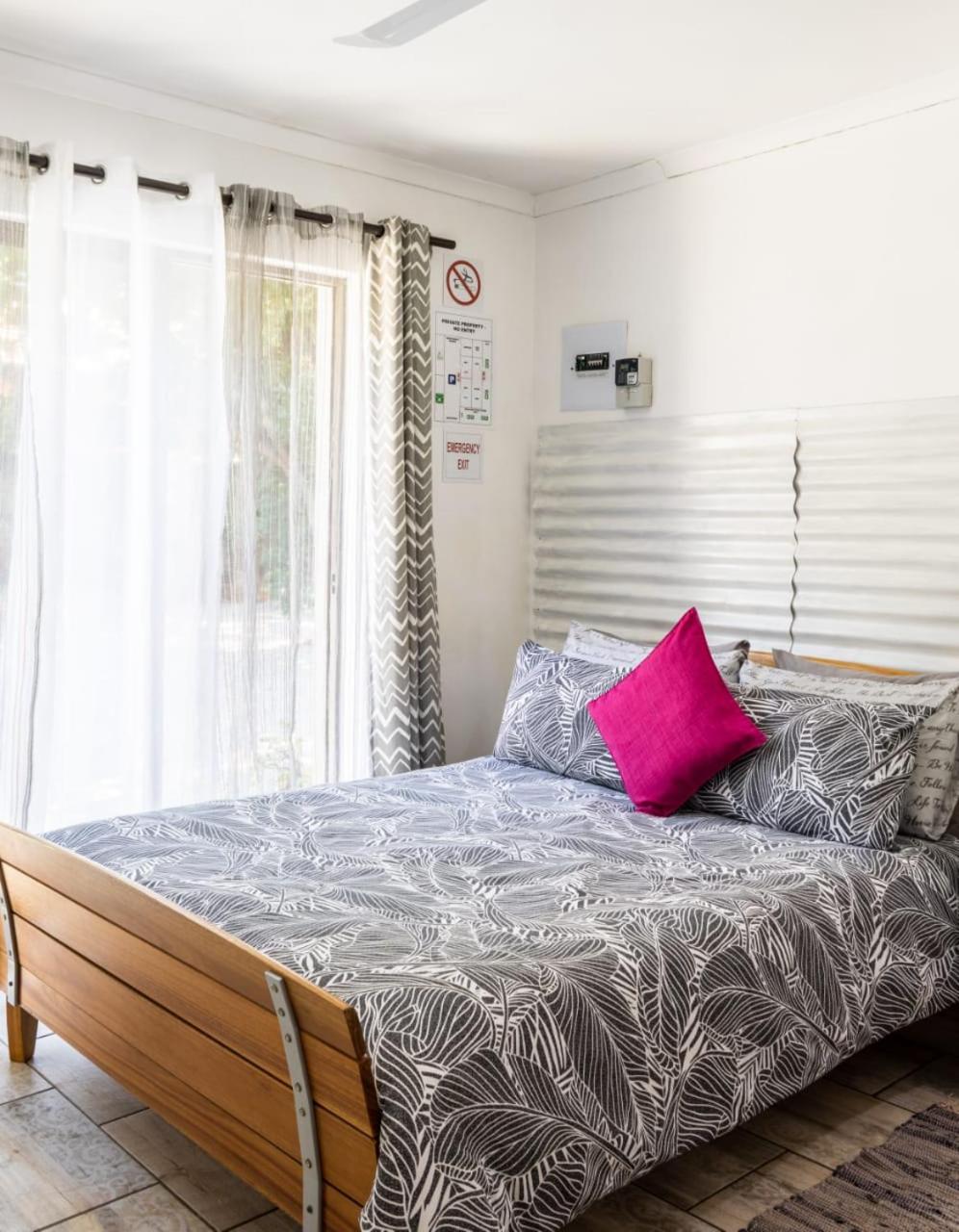 Double Room with Private Bathroom - Photo 2