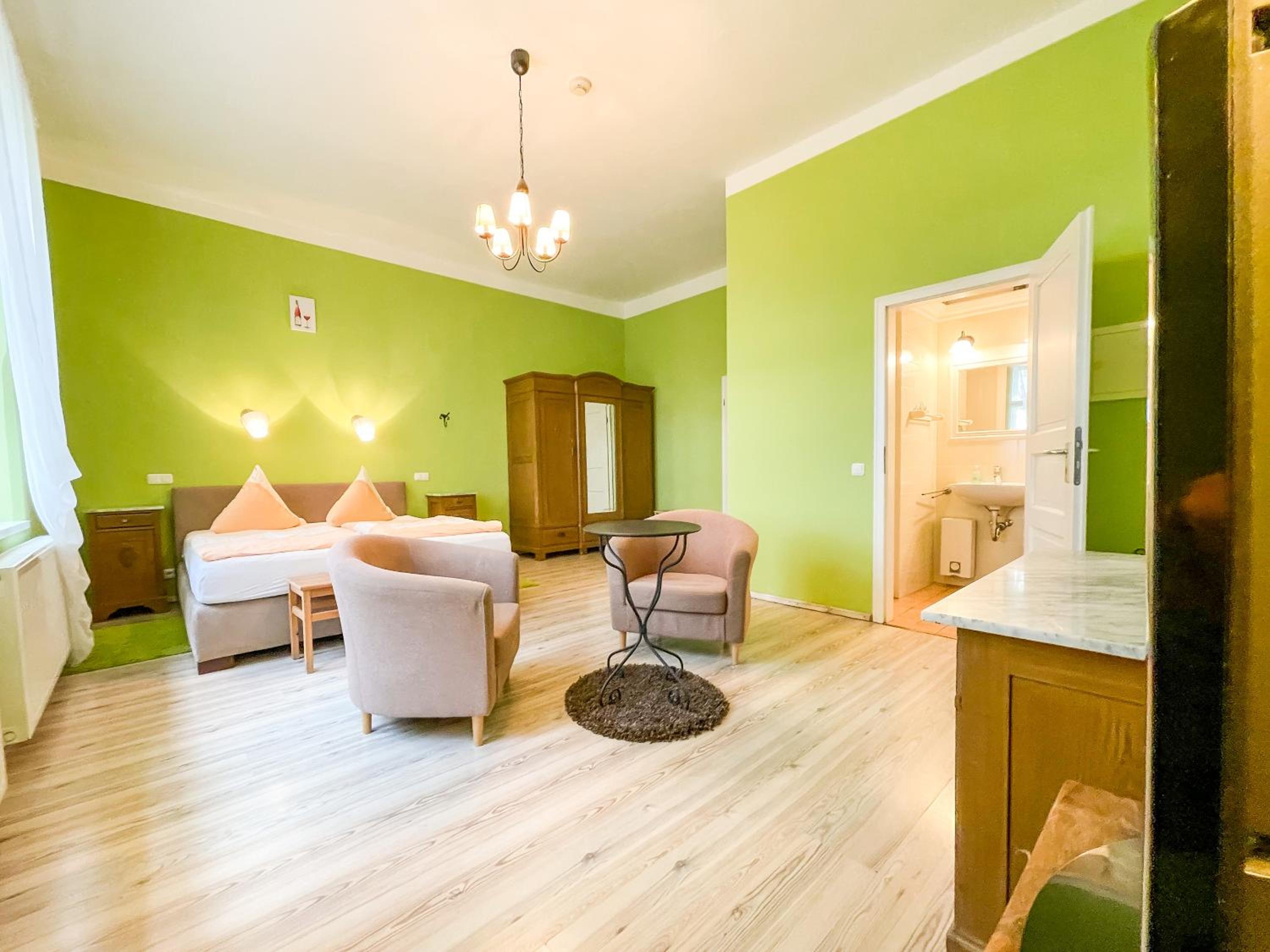 Large Double Room photo 1