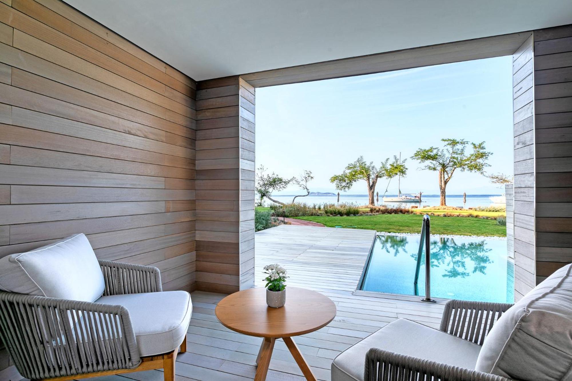 Deluxe Family Suite with Private Pool photo 2