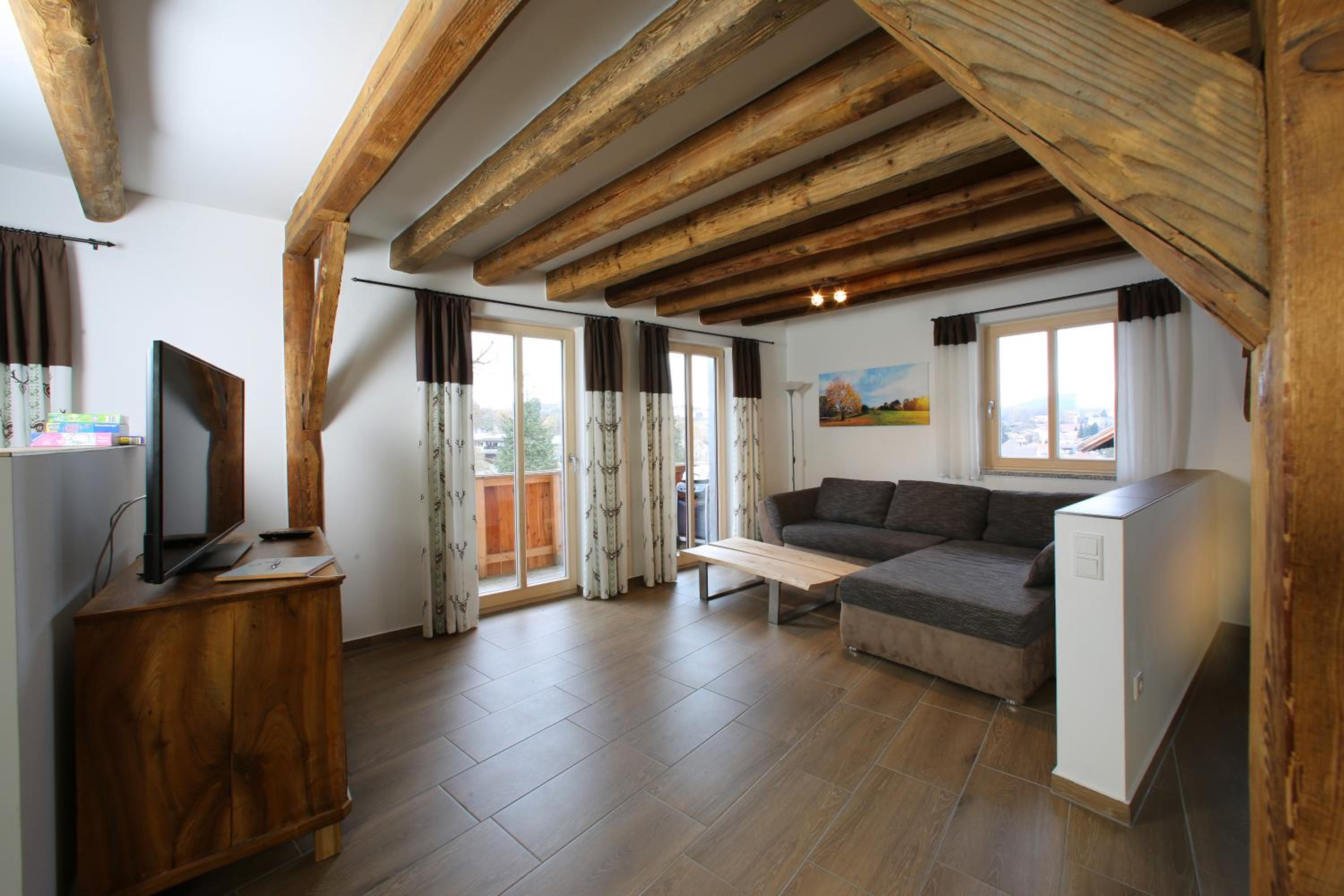 Five-Bedroom House photo 1