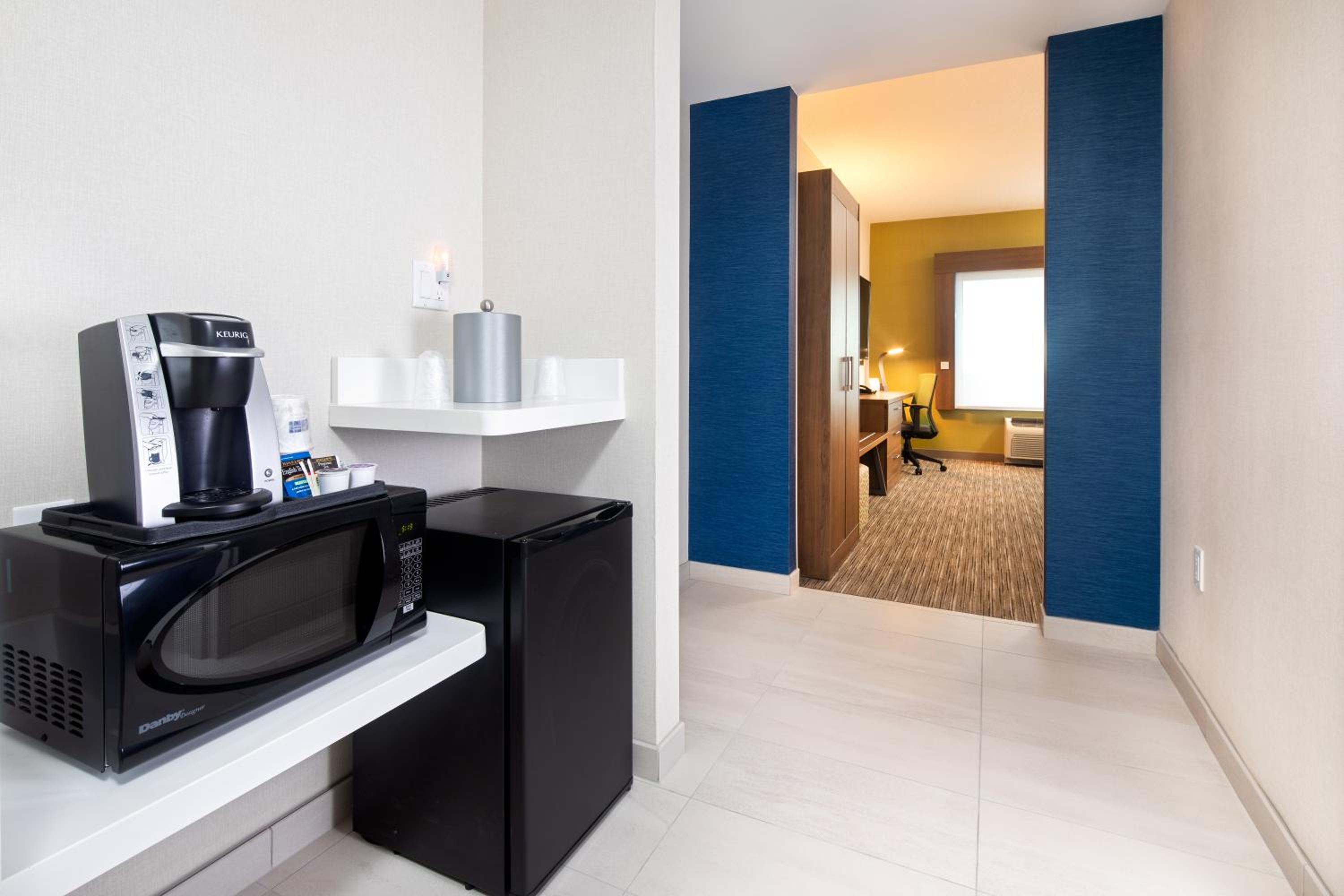 Standard King Room with Mobility Accessible Tub - Photo 2