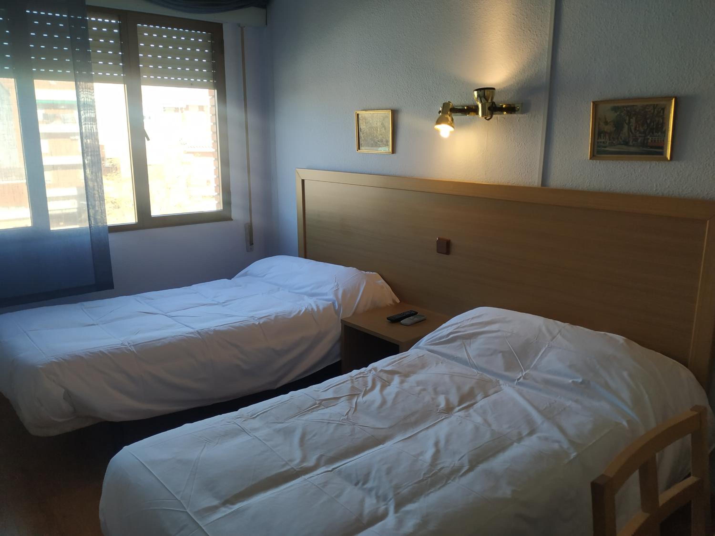 Twin Room with Bathroom - Photo 1