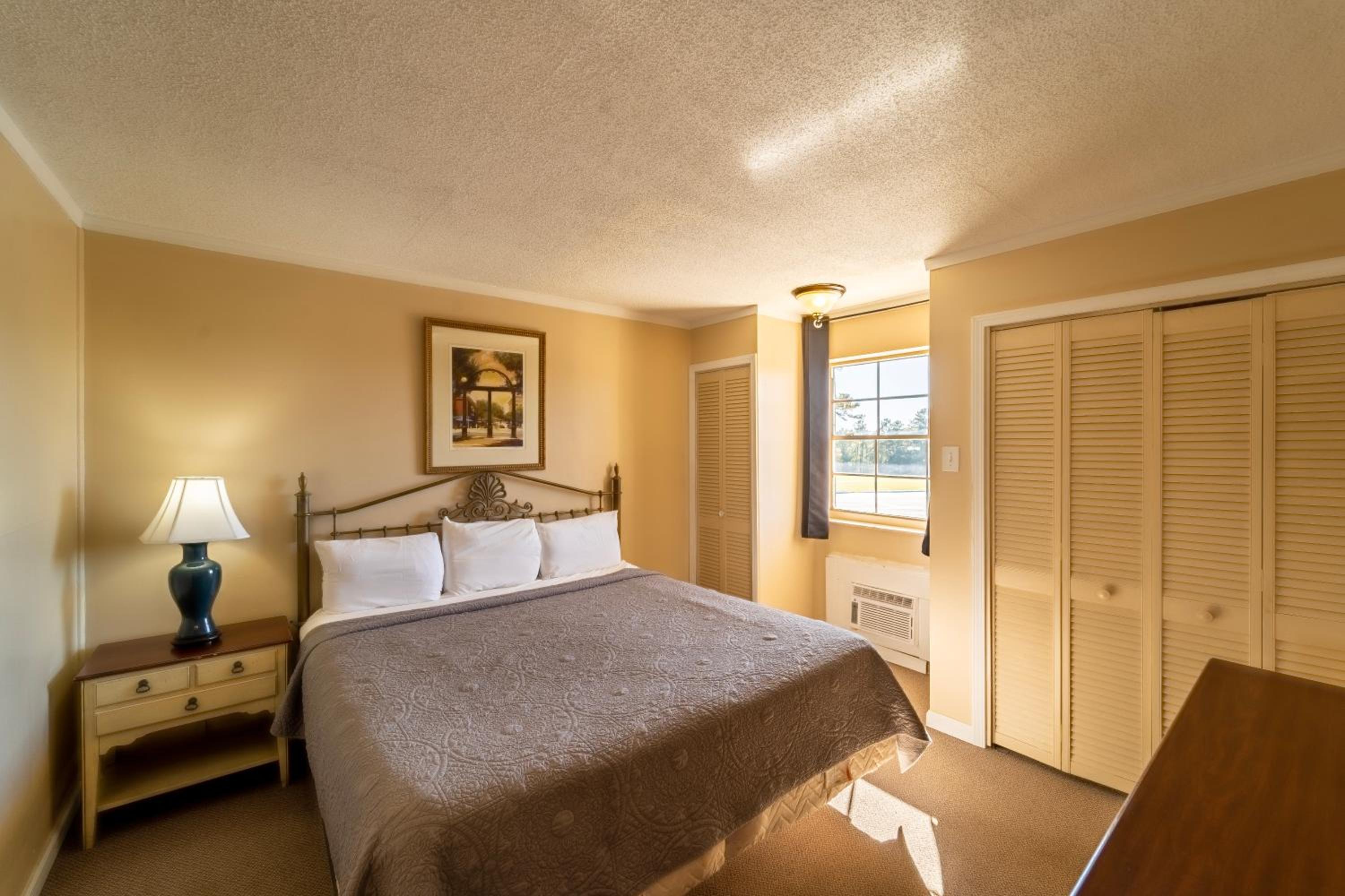 Queen Suite with Golf Course View - Ground Level photo 2