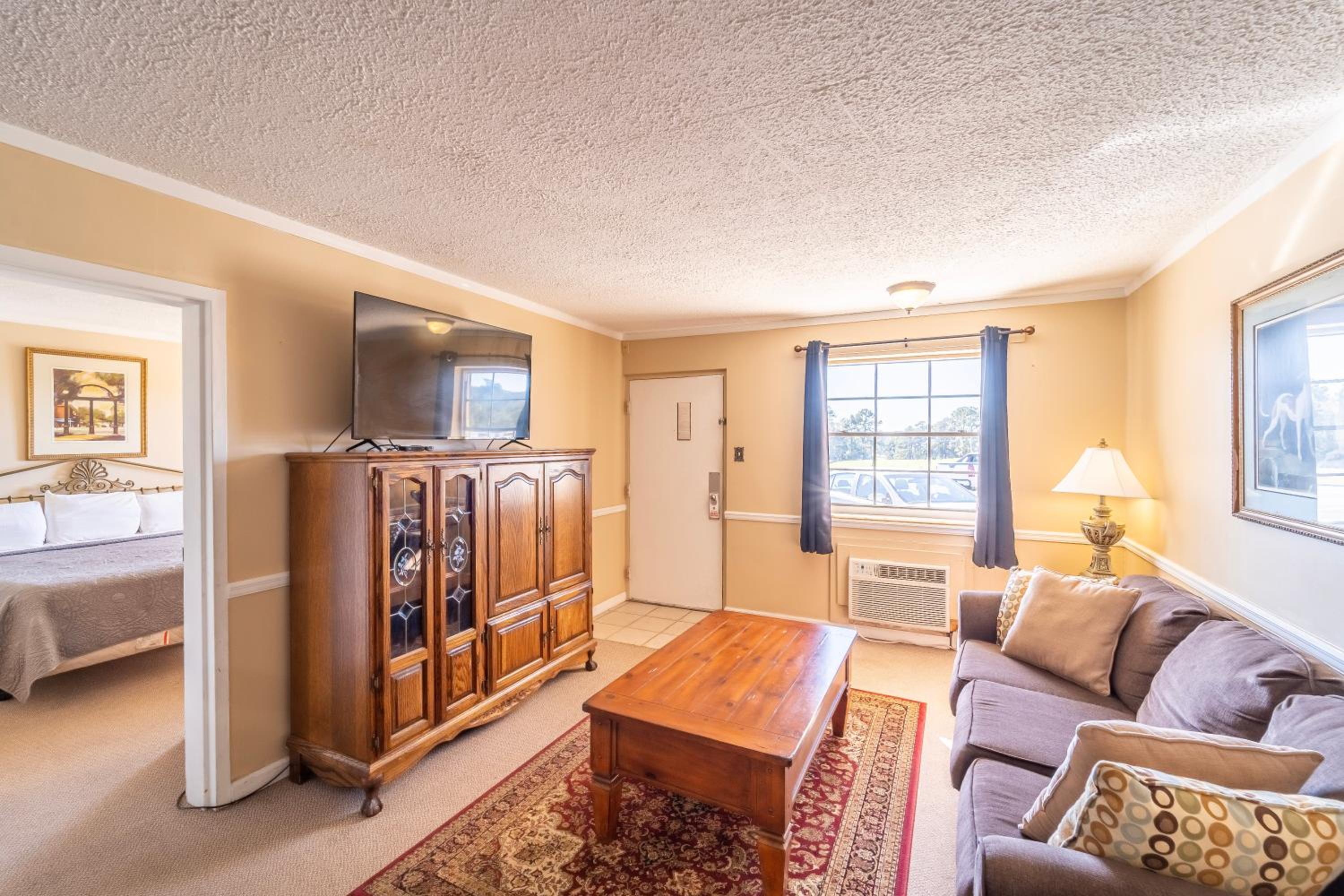 Queen Suite with Golf Course View - Ground Level