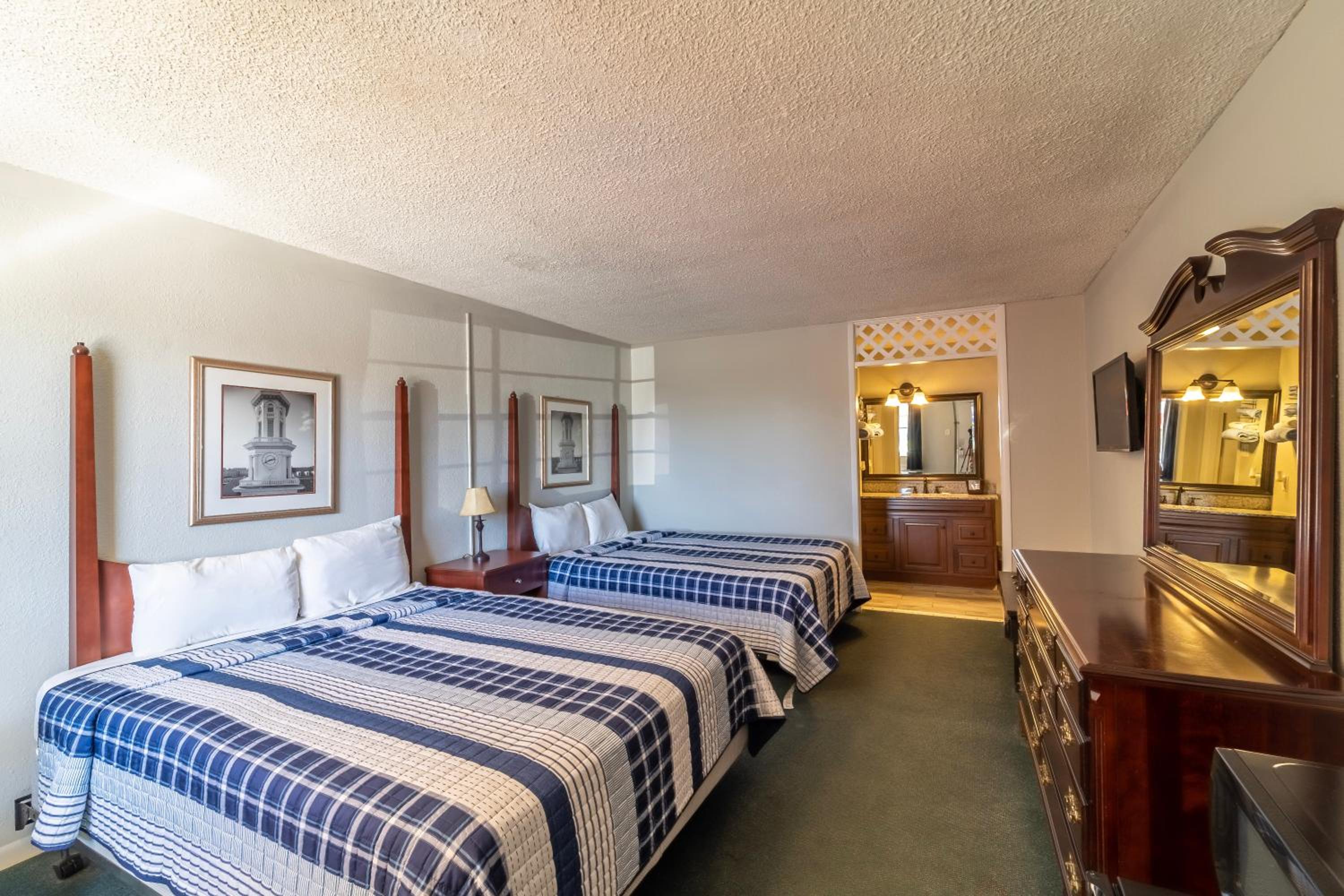 Queen Room with Golf Course View - Ground Level photo 3