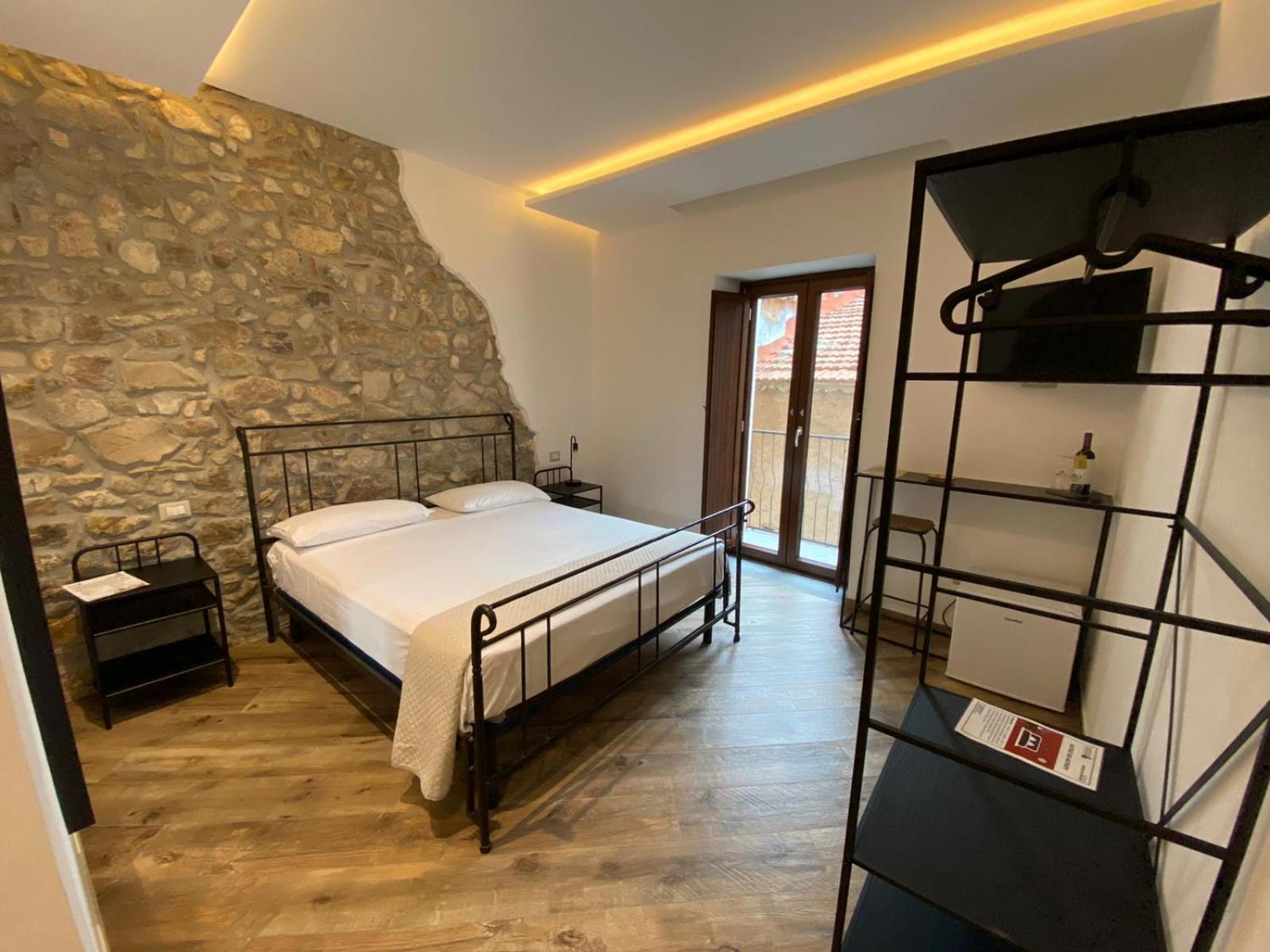 Double Room with Balcony - Photo 5