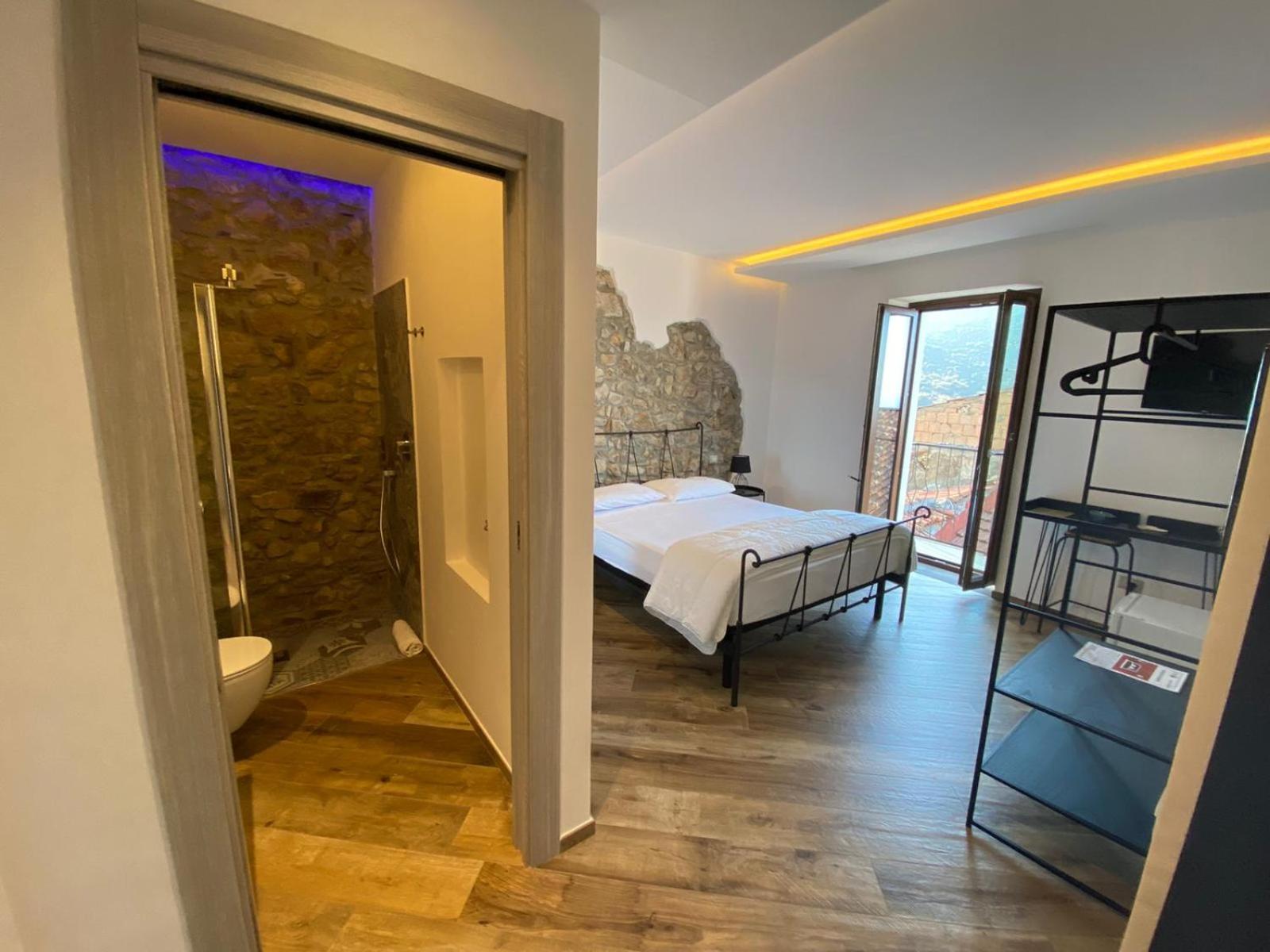 Double Room with Balcony - Photo 6