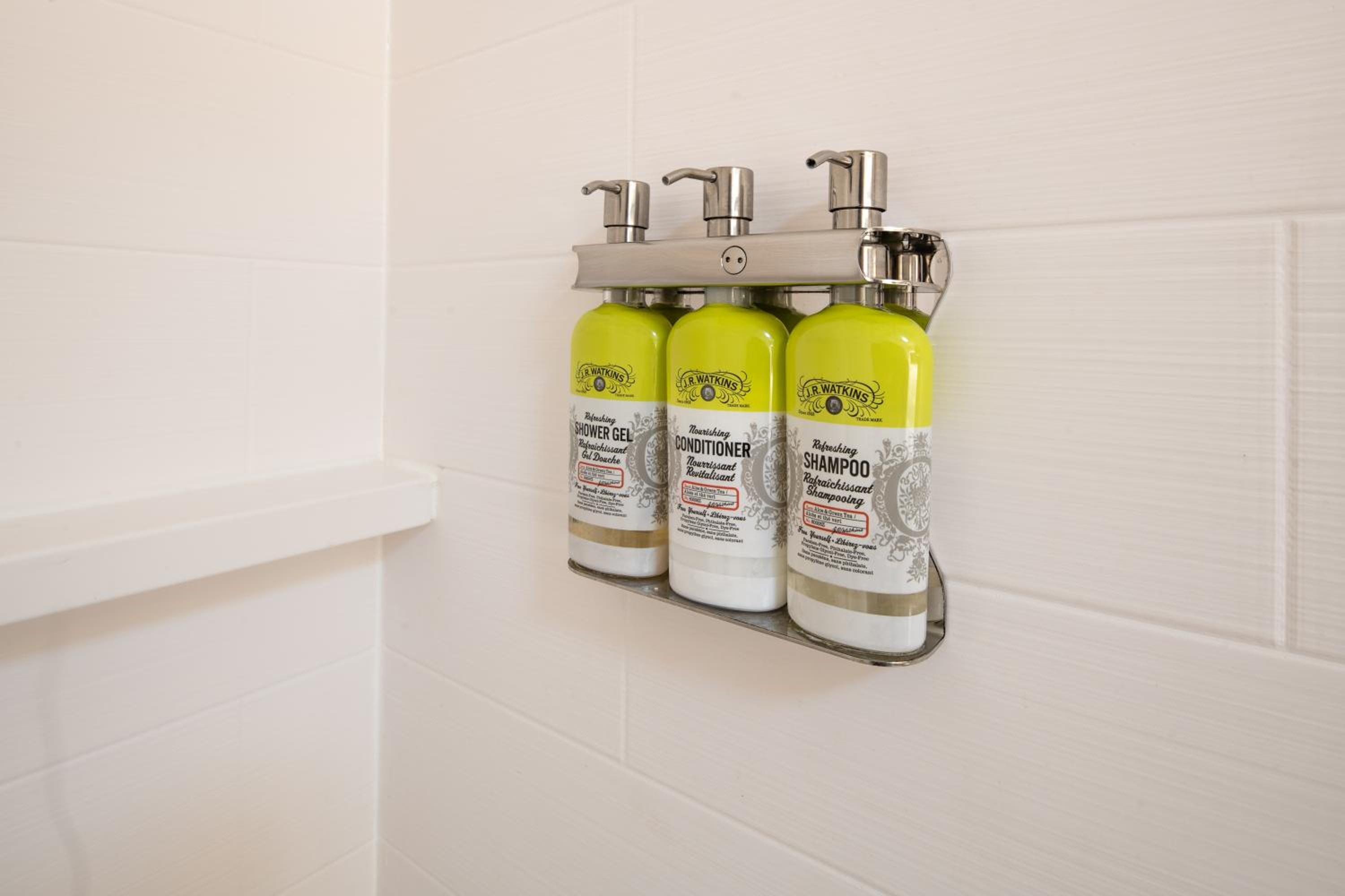 King Room with Roll-In Shower - Disability Access photo 2