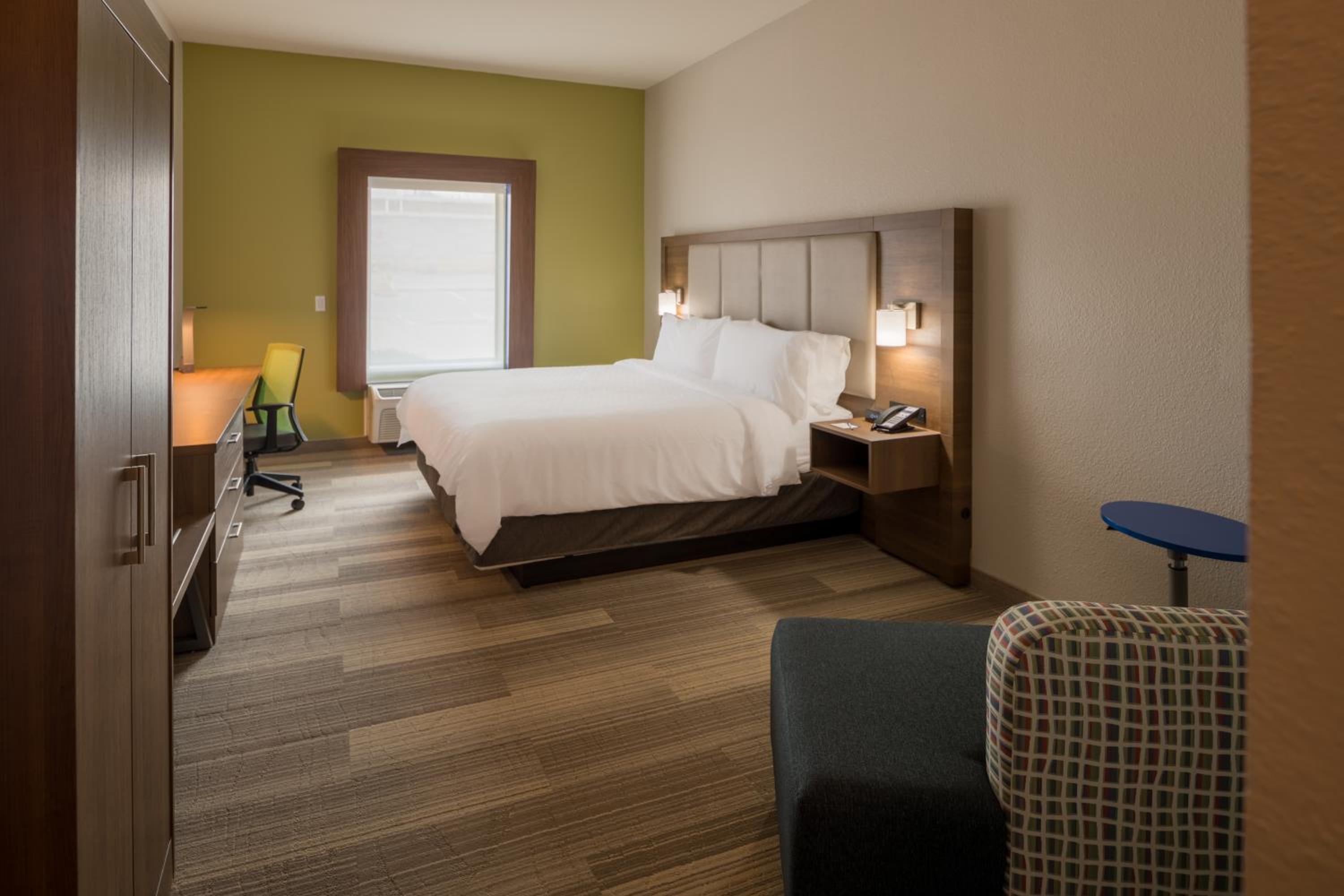 Standard King Room photo 3