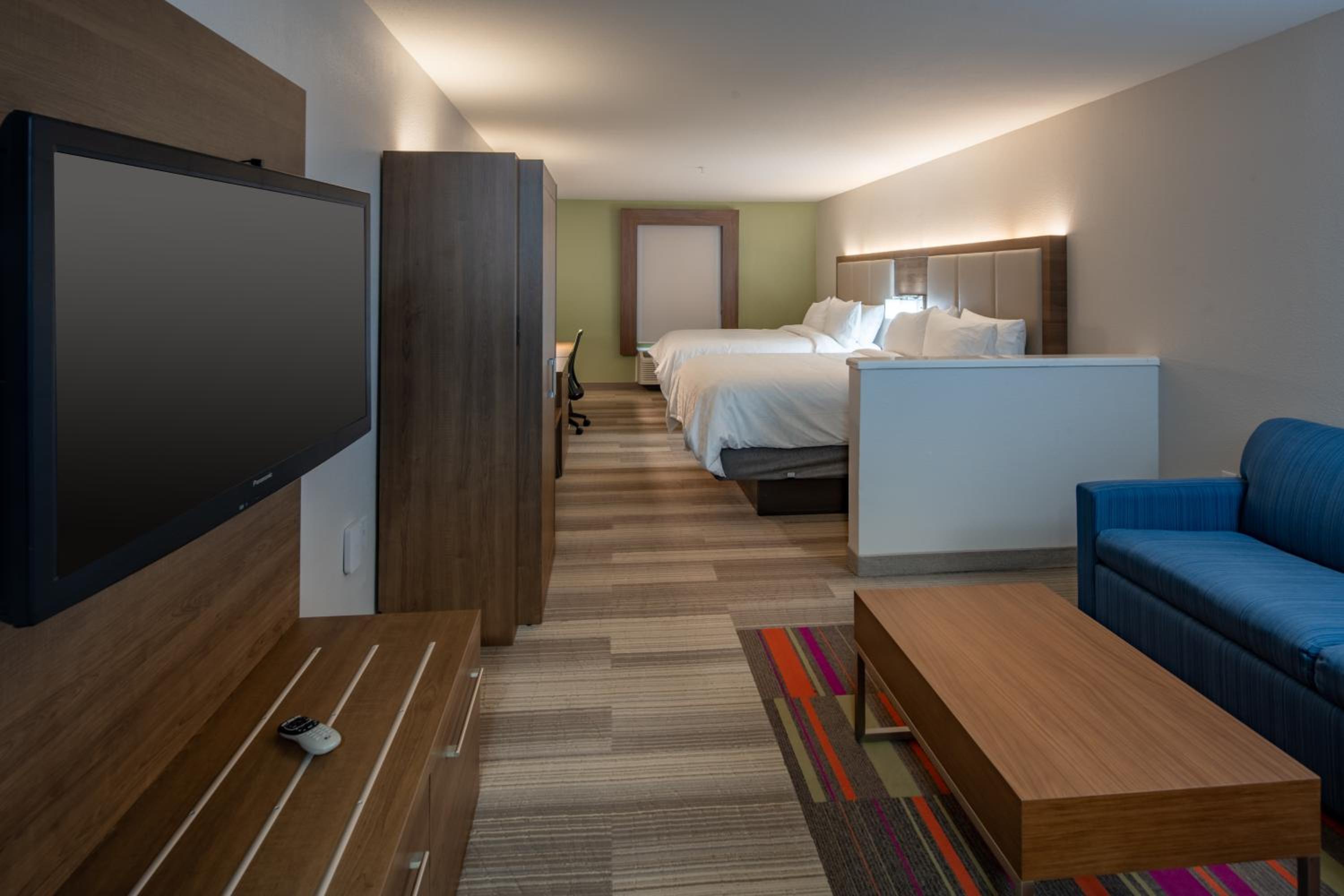 Suite with Two Queen Beds photo 3