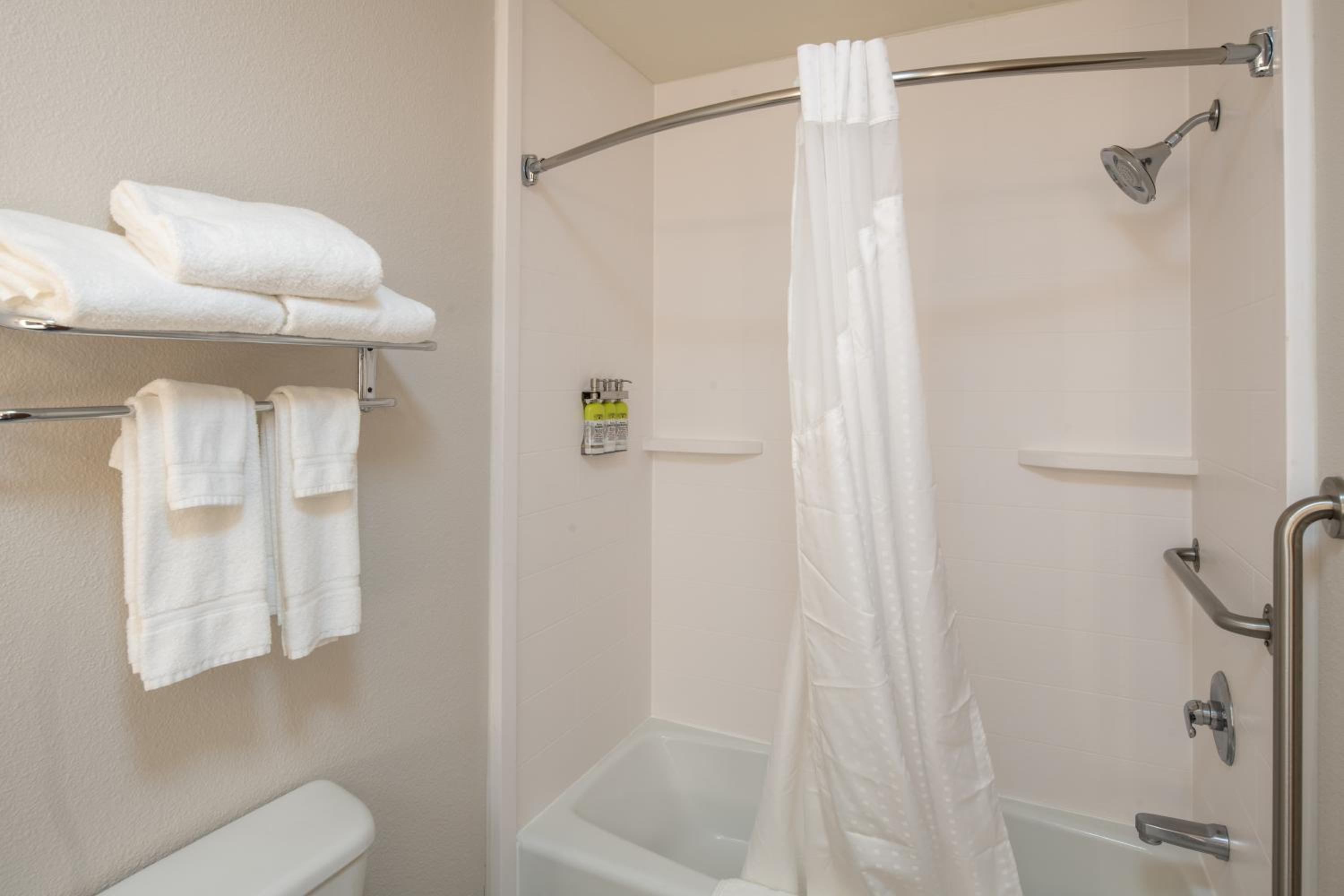 Standard Queen Room with Two Queen Beds - Communications Accessible photo 3