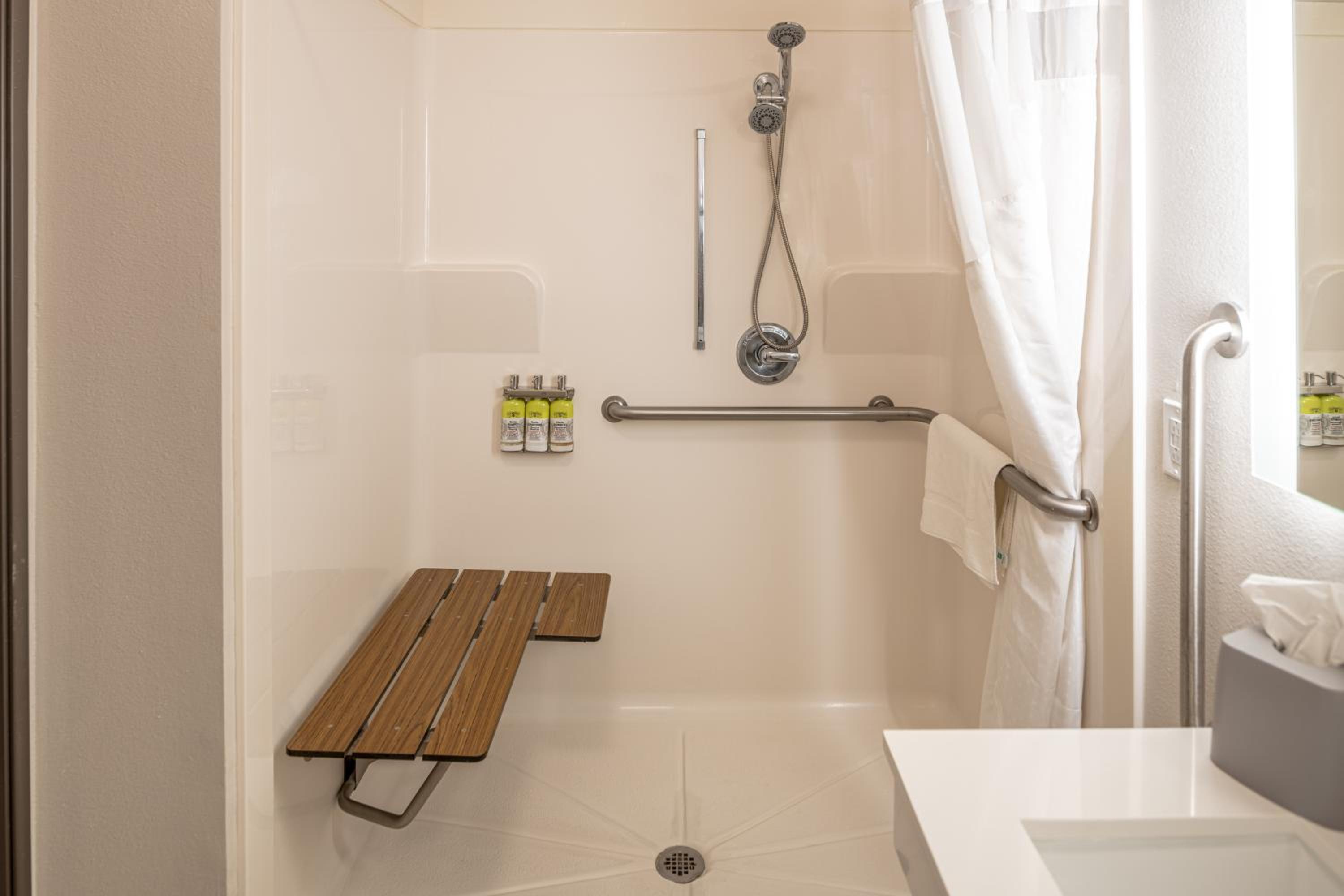 King Room with Roll-In Shower - Disability Access photo 3